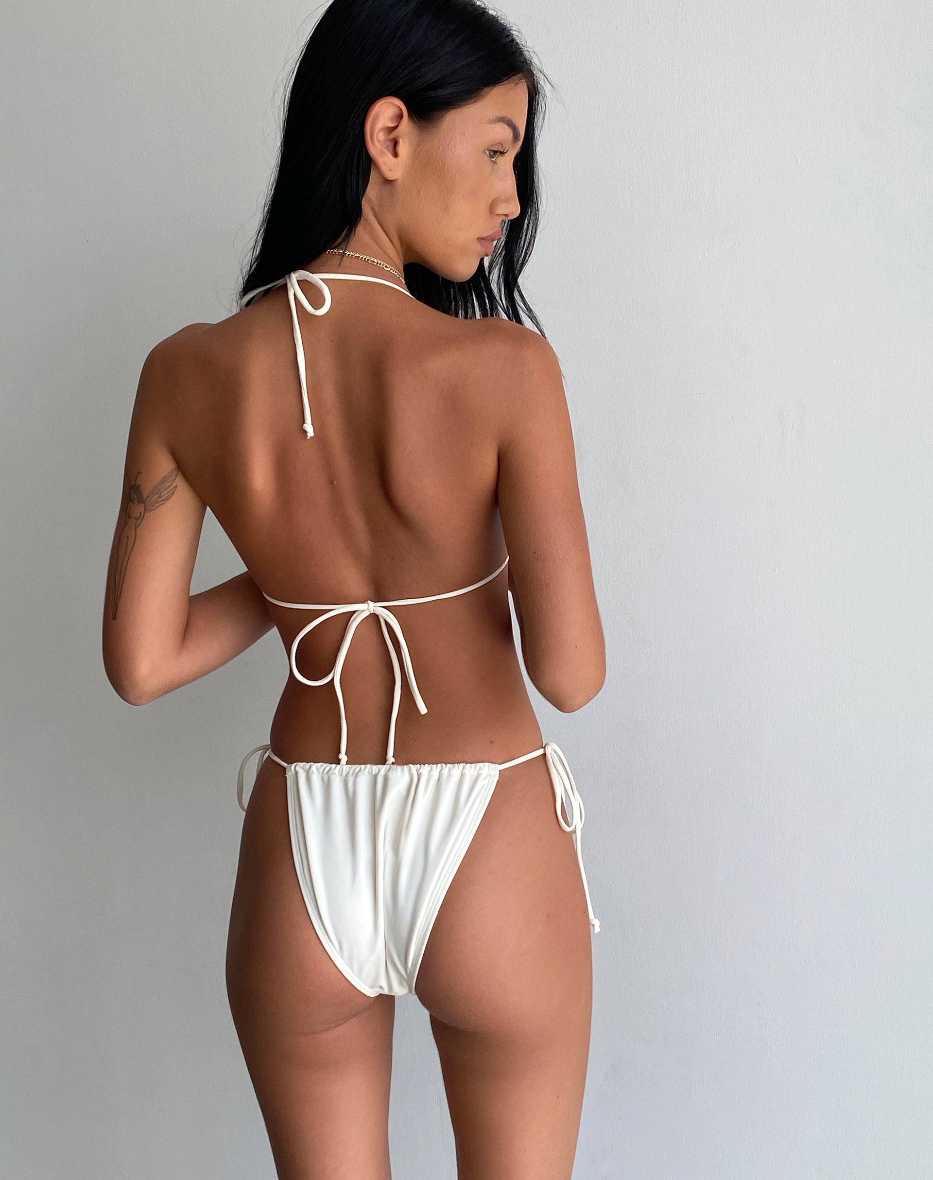 Imagen del sujetador de bikini Pami marfil con lazo negro