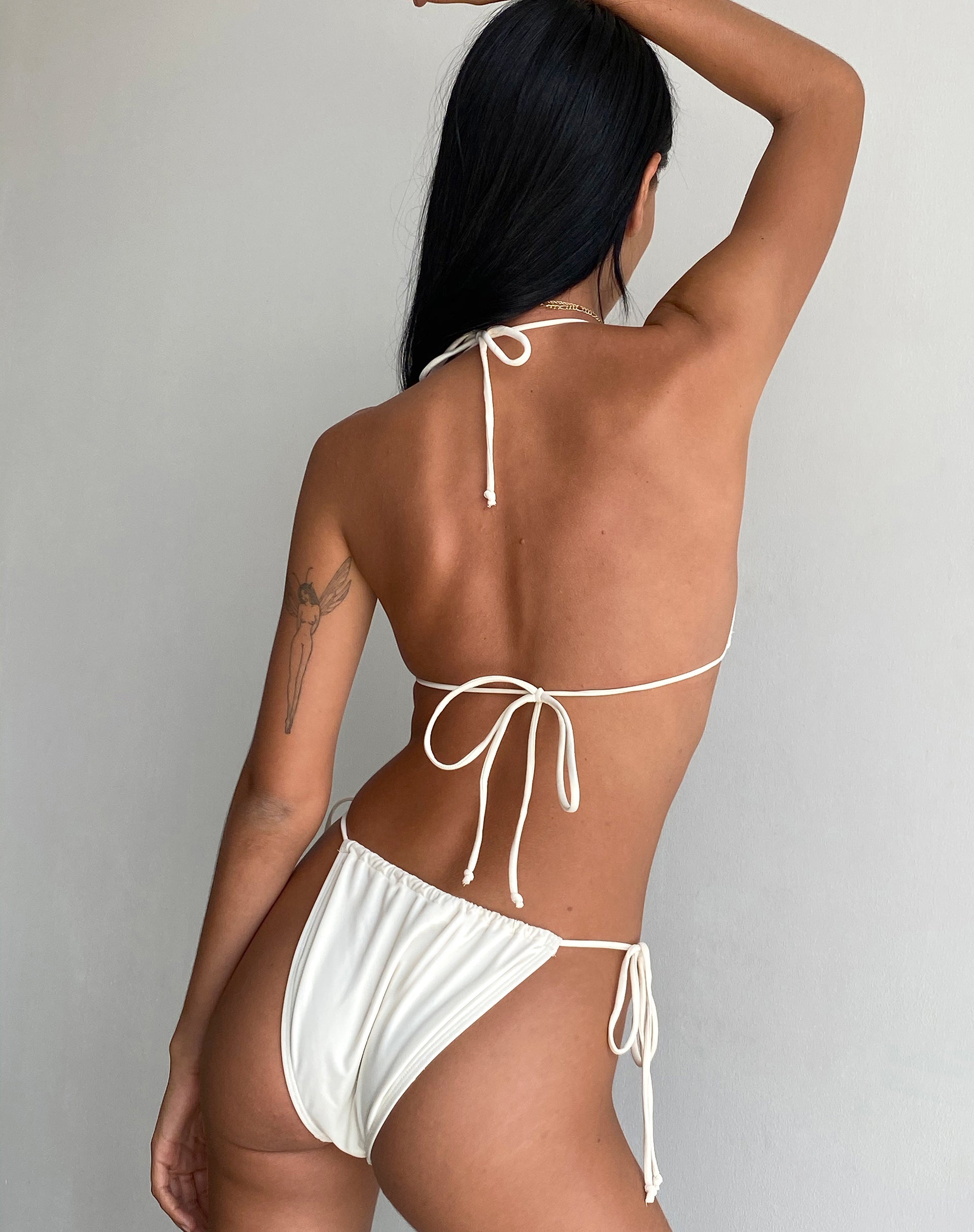 Imagen de la braguita de bikini Leyna en marfil con lazo negro