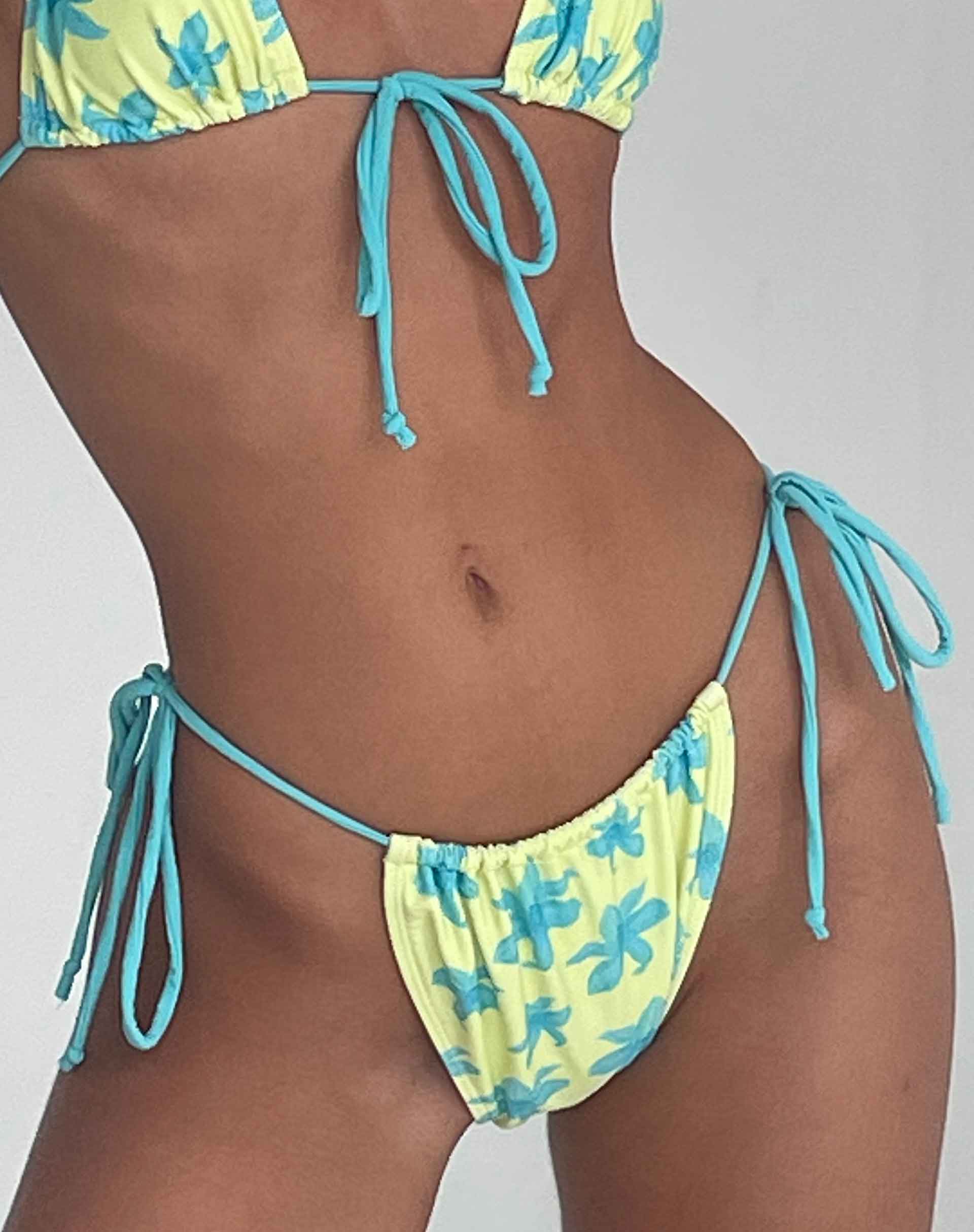 Imagen de la braguita de bikini Leyna en flor pintada amarilla