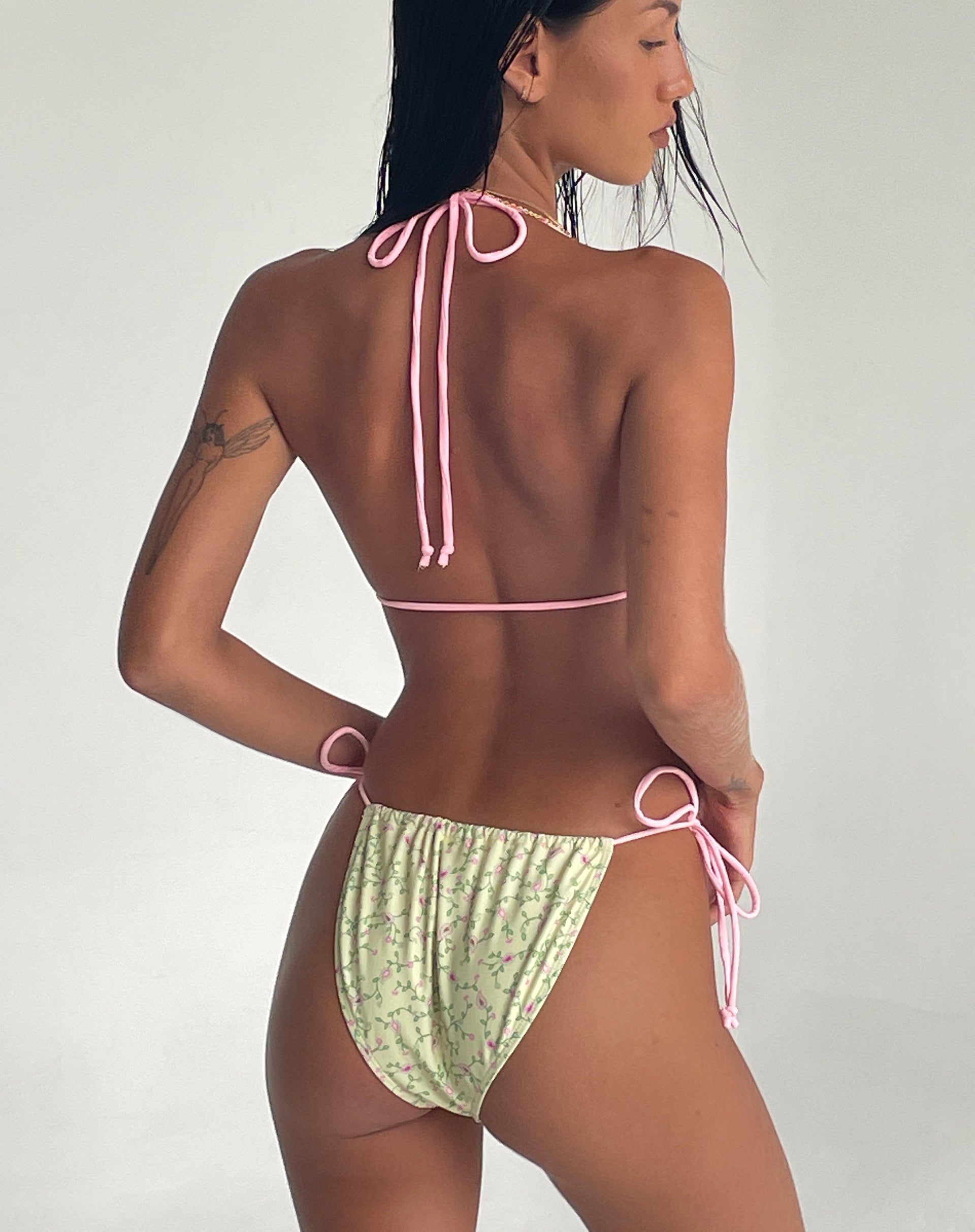Imagen del sujetador de bikini Pamita en Paisley amarillo con ribete rosa
