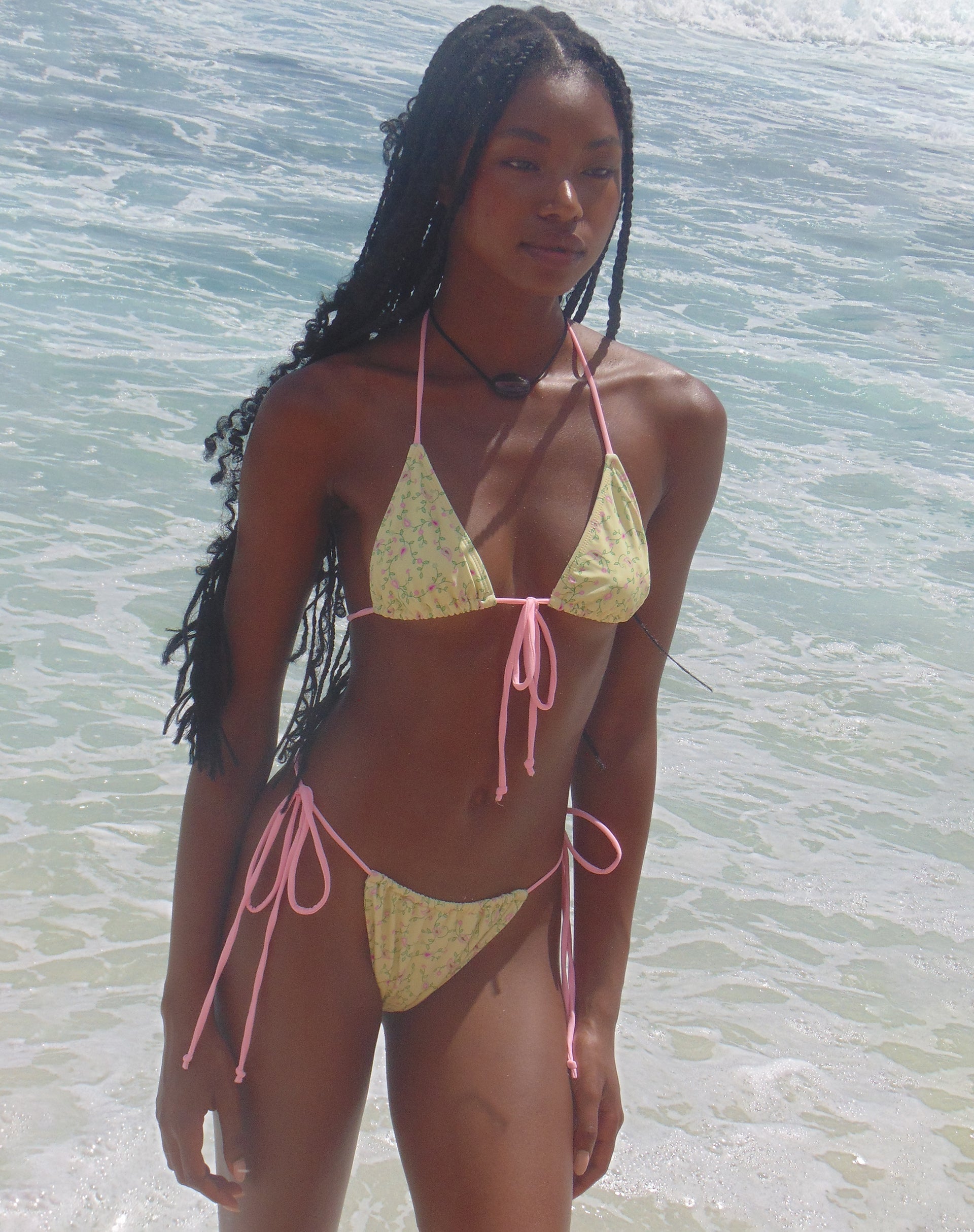 Imagen de la braguita de bikini Leyna en paisley amarillo con ribete rosa