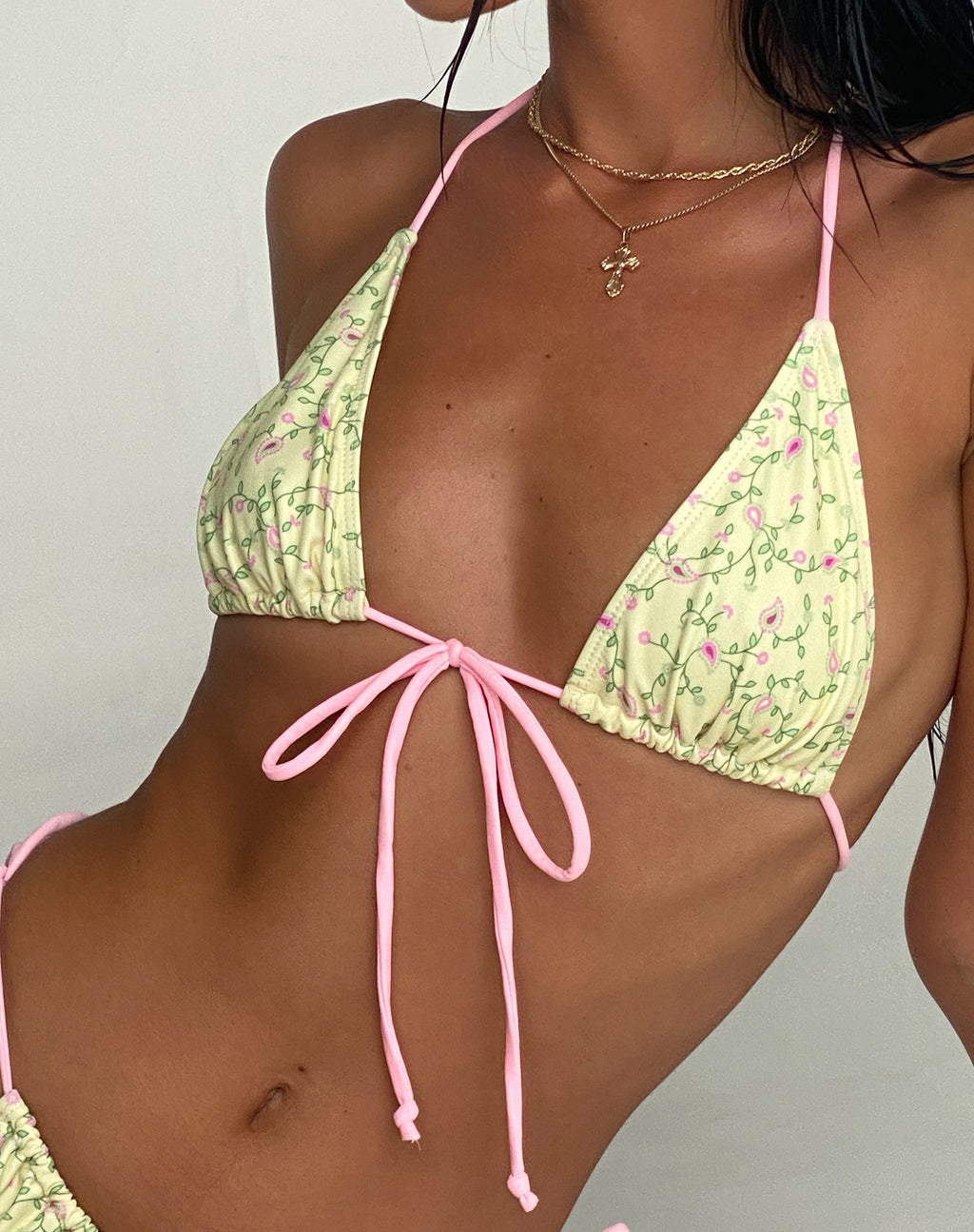 Top de bikini Pamita en Paisley amarillo con ribete rosa