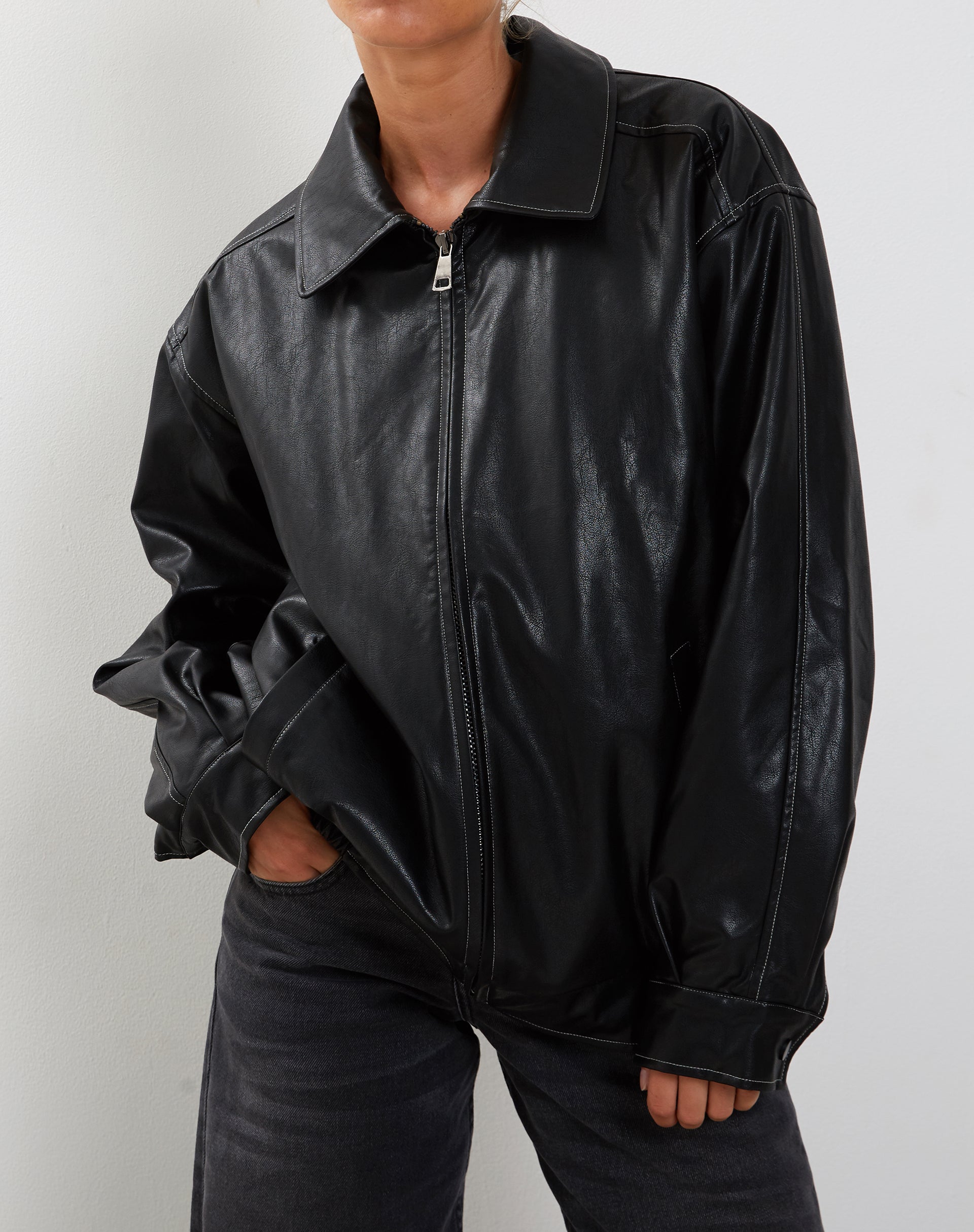Imagen de la chaqueta Cavita en negro con pespunte gris