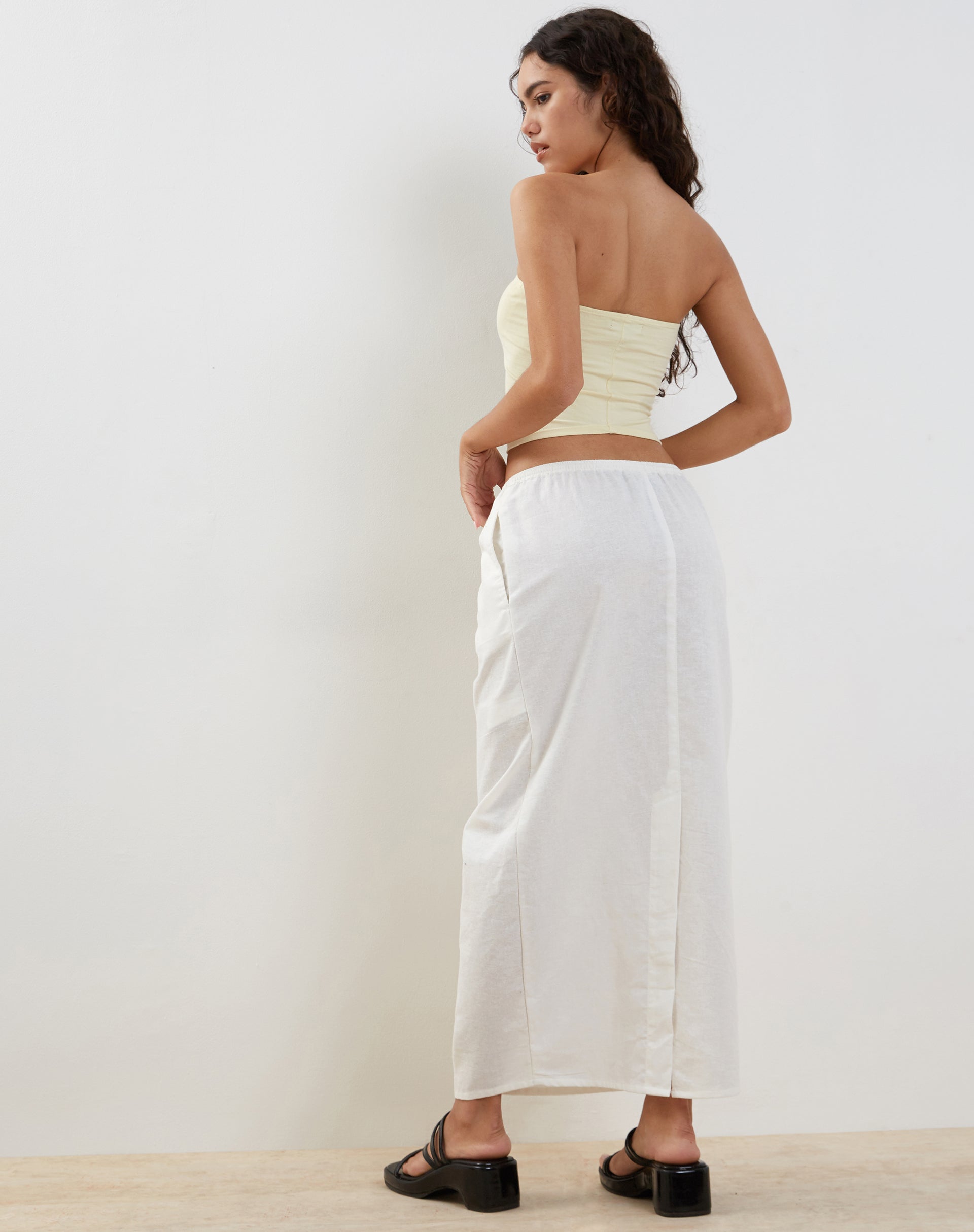 imagen de Joelene Midi Skirt in White