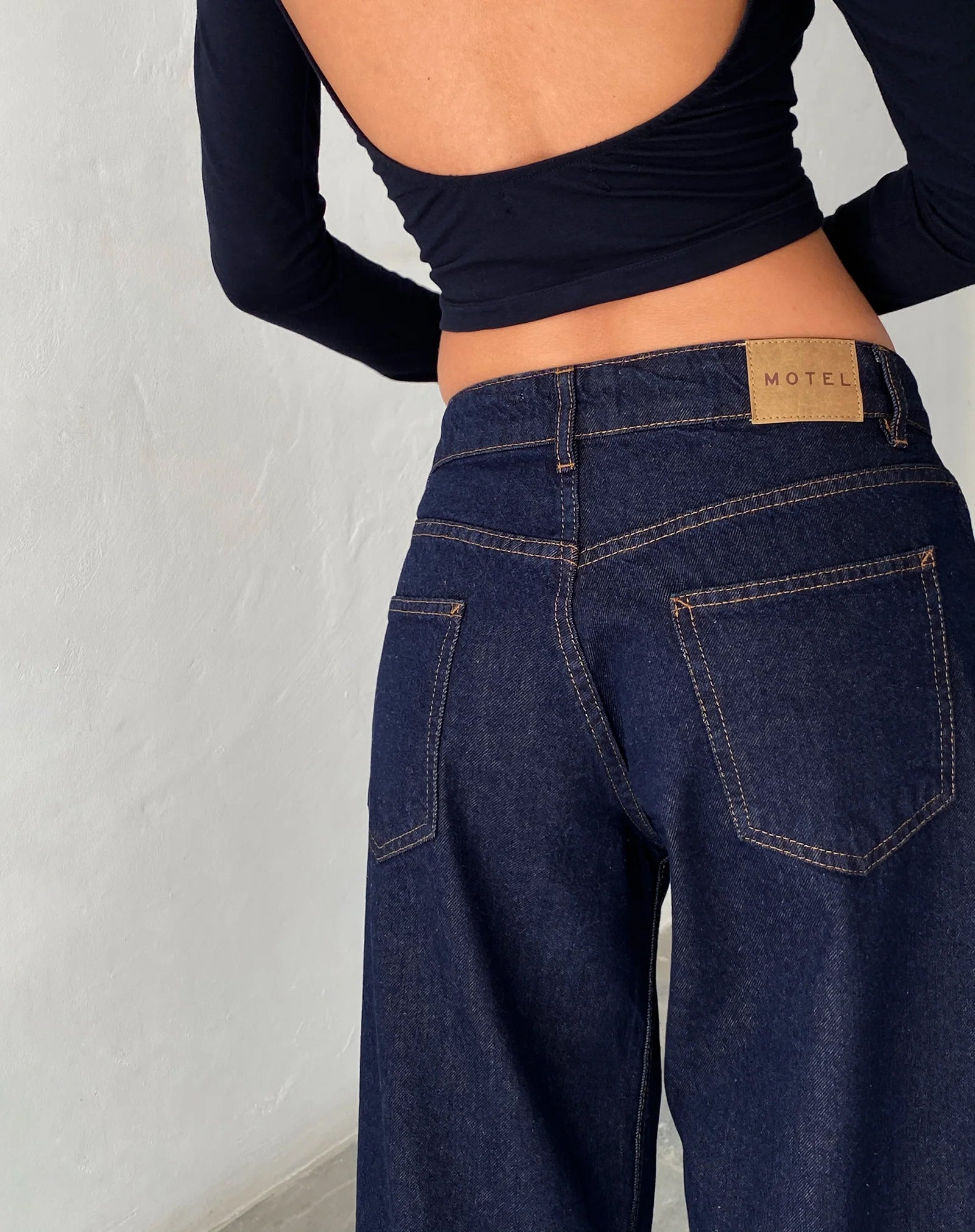 imagen de Roomy Extra Wide Low Rise Jeans en Indigo