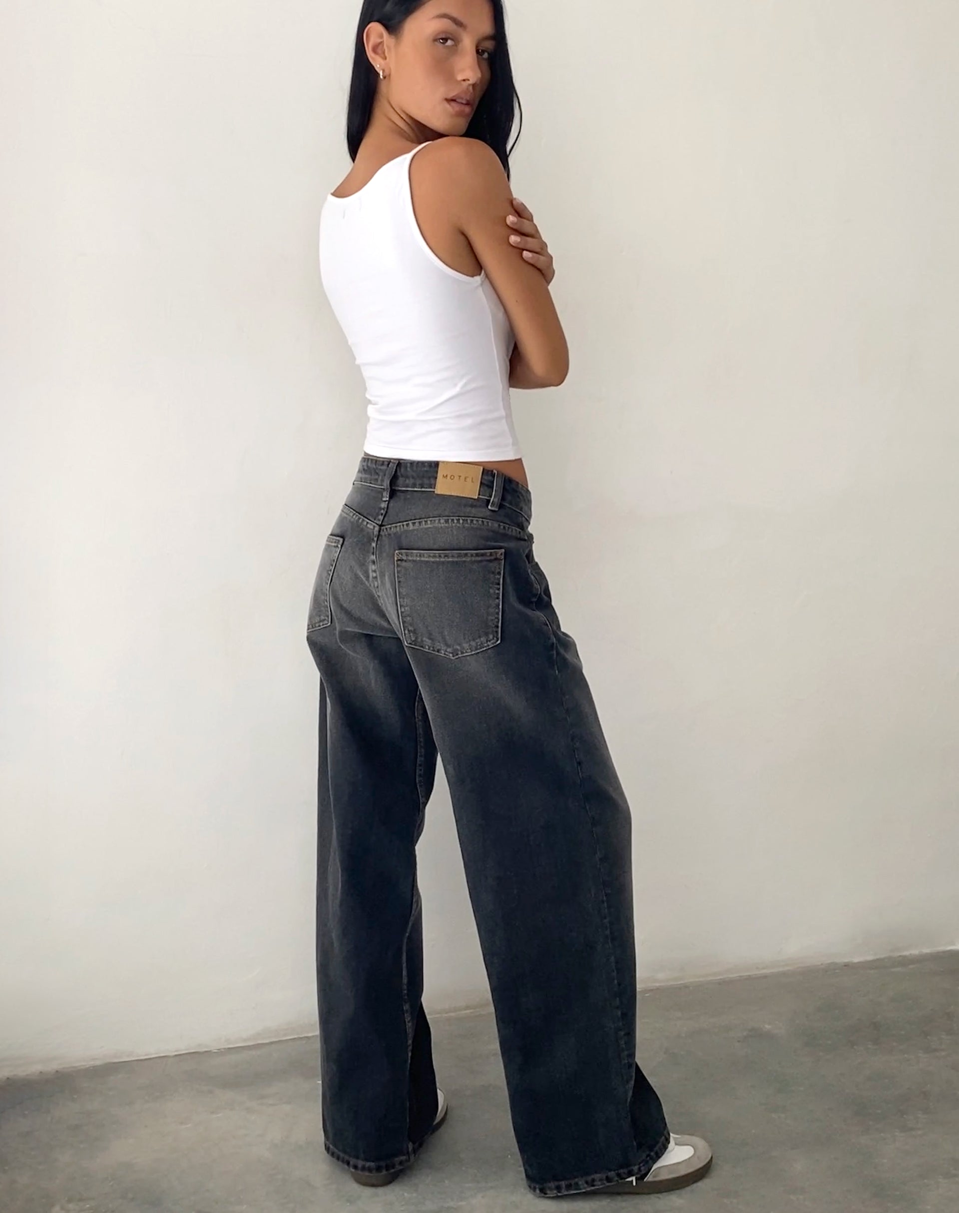 Imagen de Roomy Extra Wide Low Rise Jeans in Grey Used Bleach