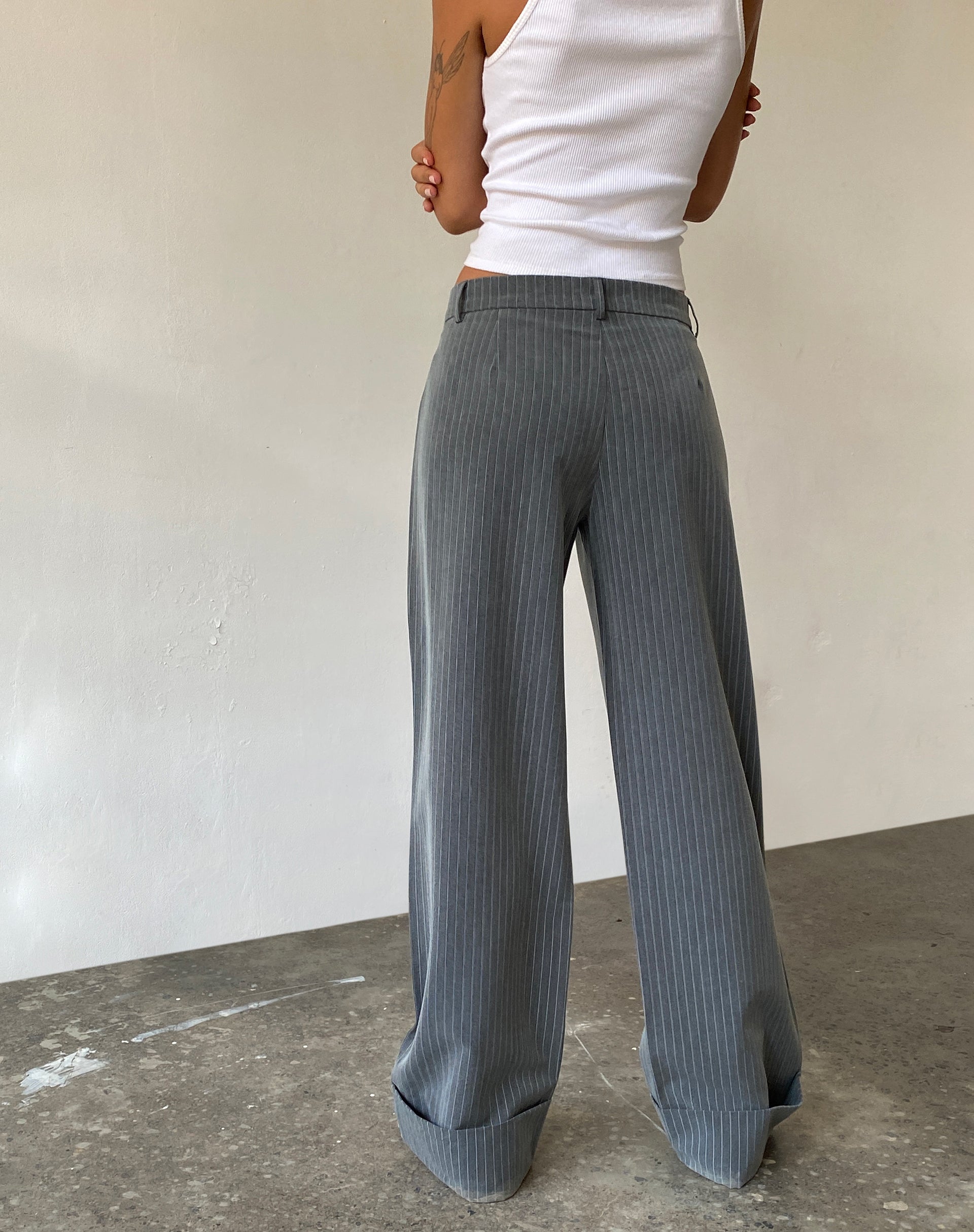 Imagen de Abba Low Rise Trouser in Pinstripe Grey