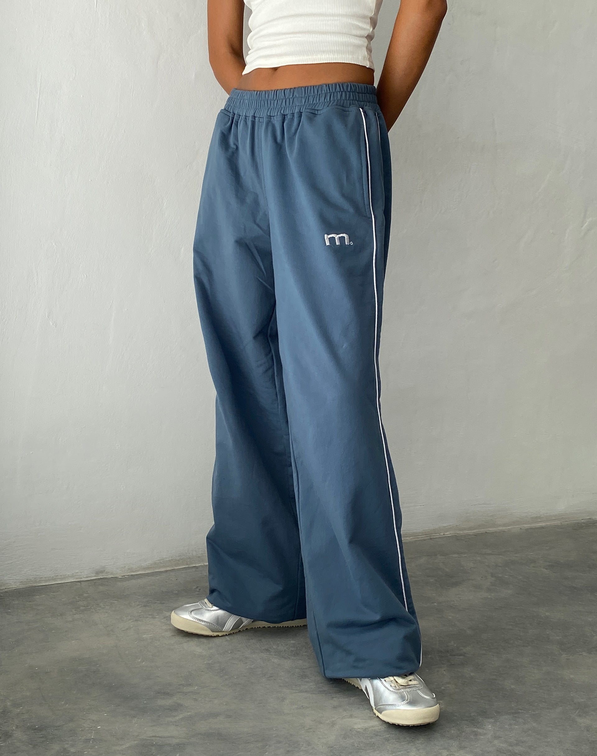 Imagen de Benton Wide Leg Jogger en azul con bordado 'M