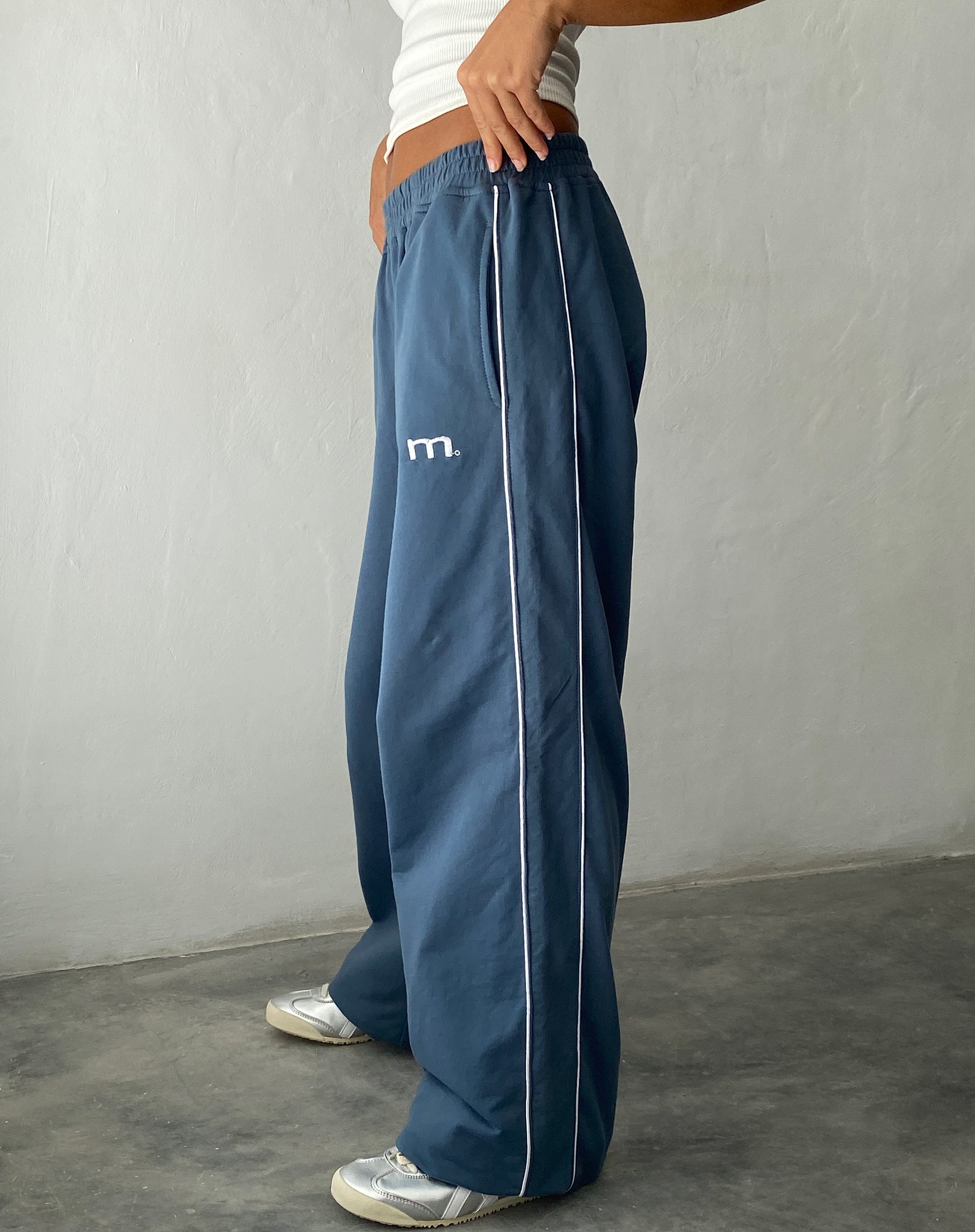 Imagen de Benton Wide Leg Jogger en azul con bordado 'M