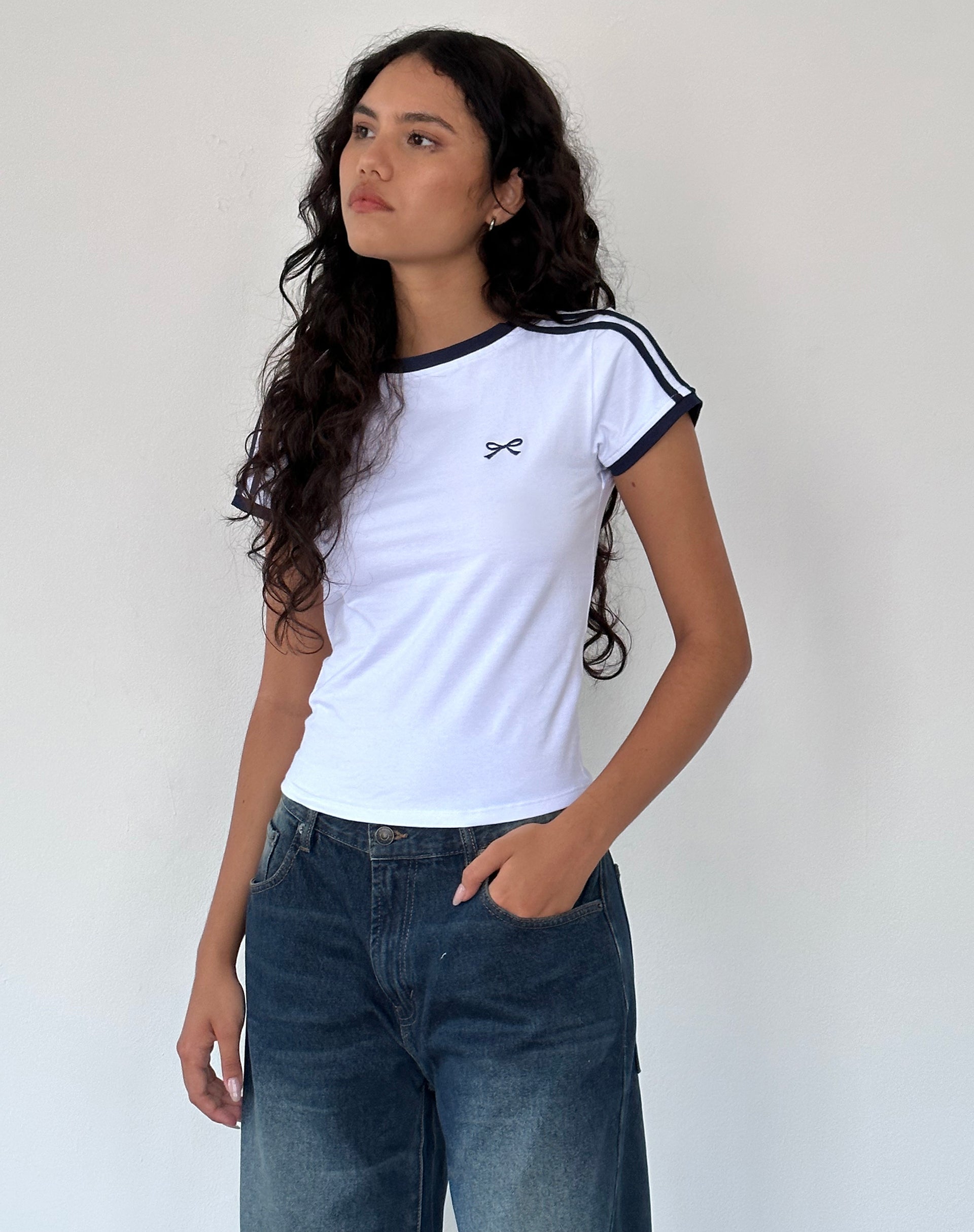 Imagen de Salda Sporty Tee en blanco con ribete azul marino