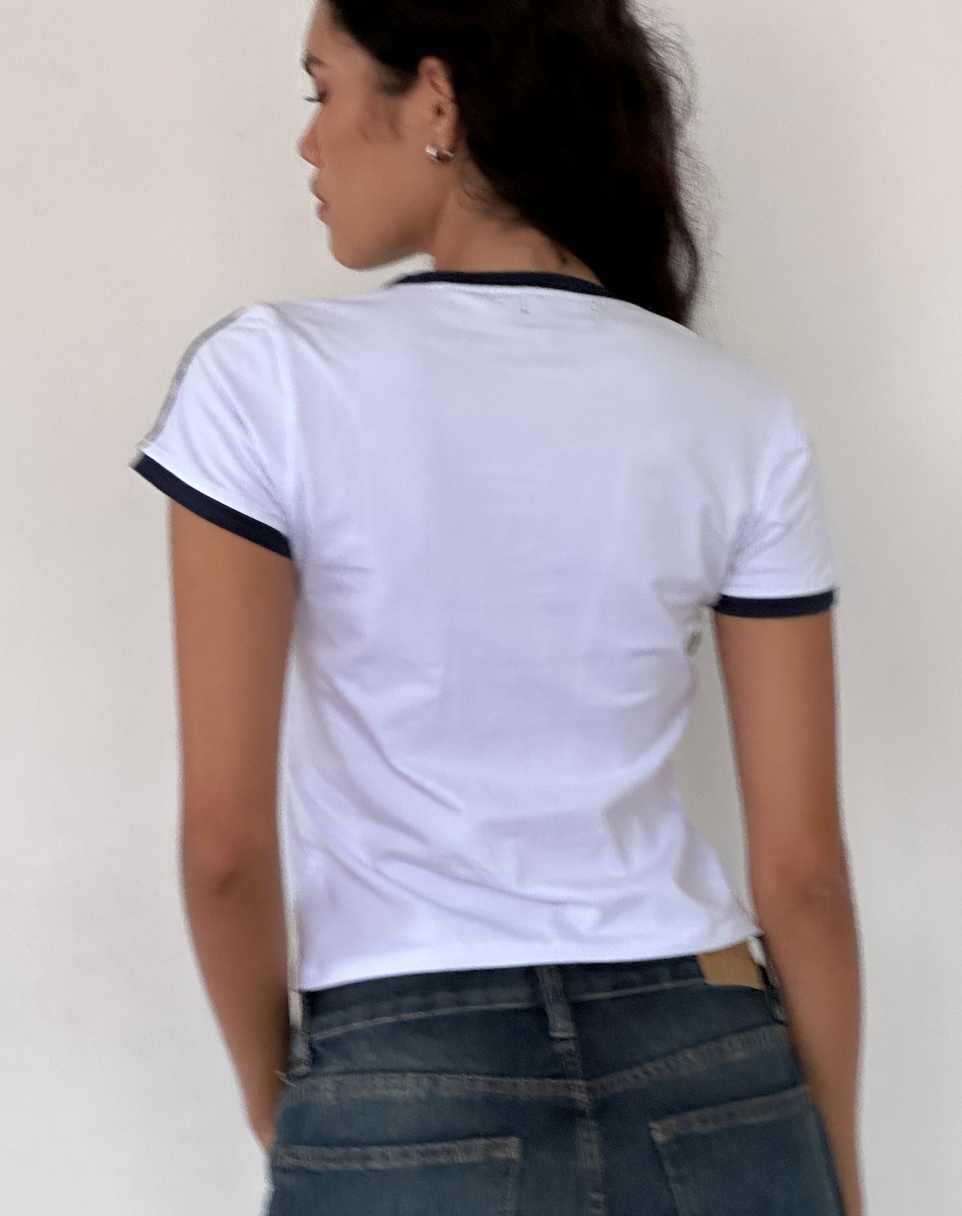 Imagen de Salda Sporty Tee en blanco con ribete azul marino