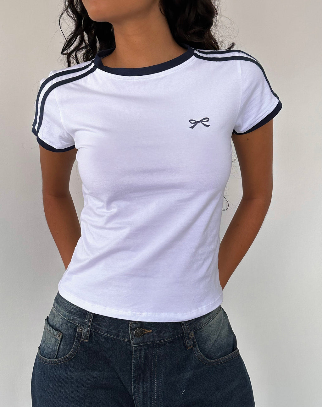 Salda Sporty Tee en blanco con ribete azul marino