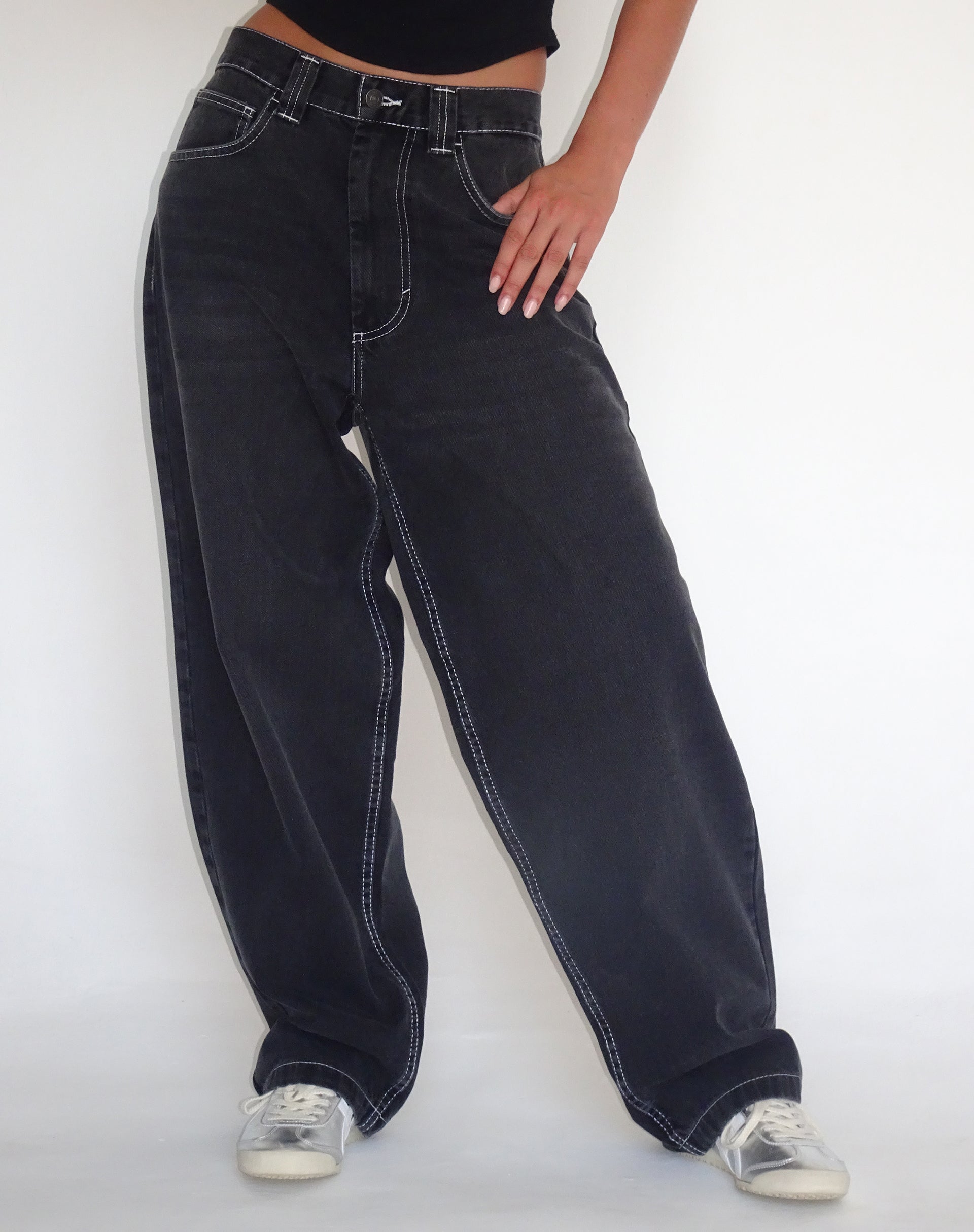 Imagen de Skater Low Rise Jean en negro vintage con puntada superior blanca