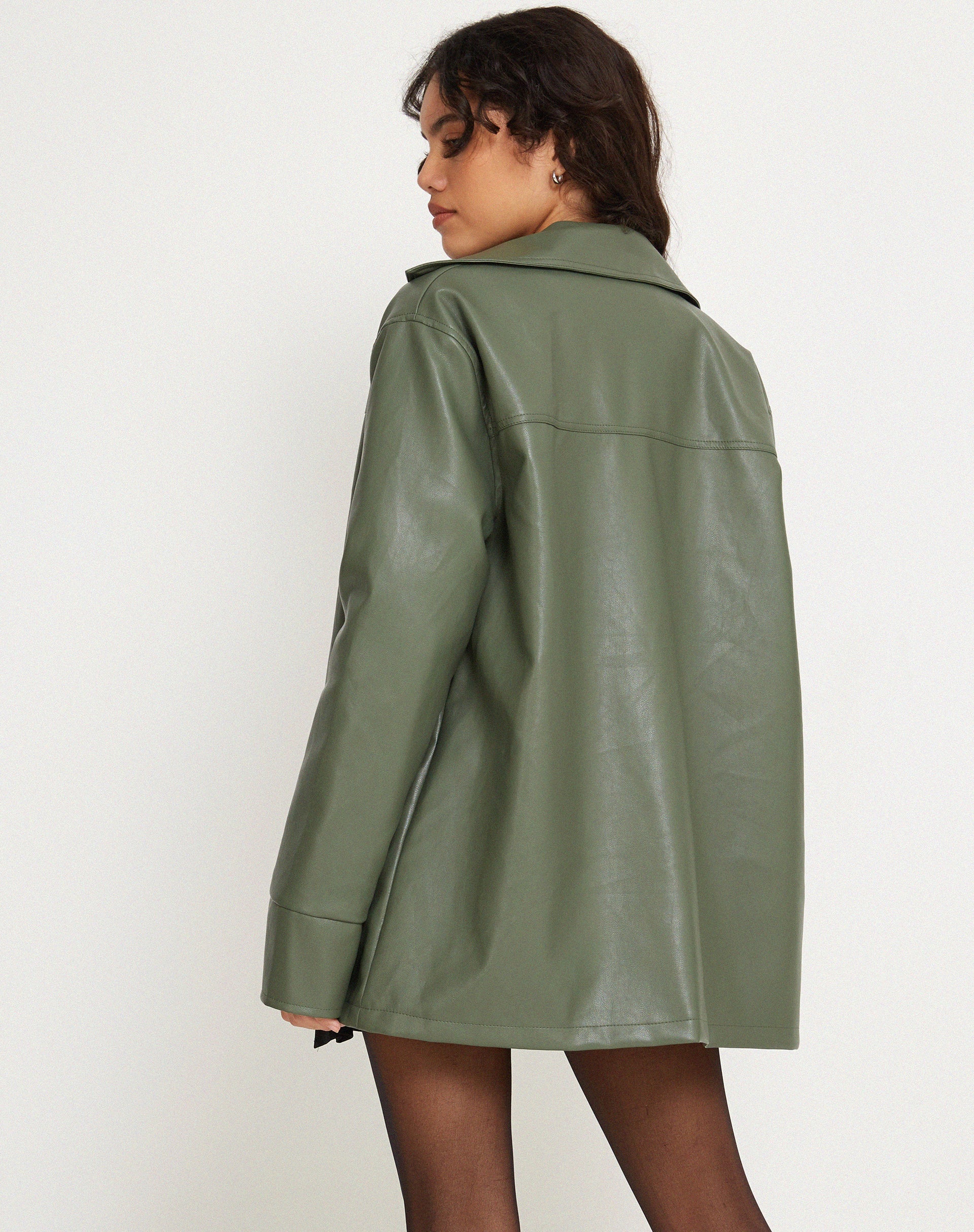 imagen de la chaqueta Tavira en PU verde militar