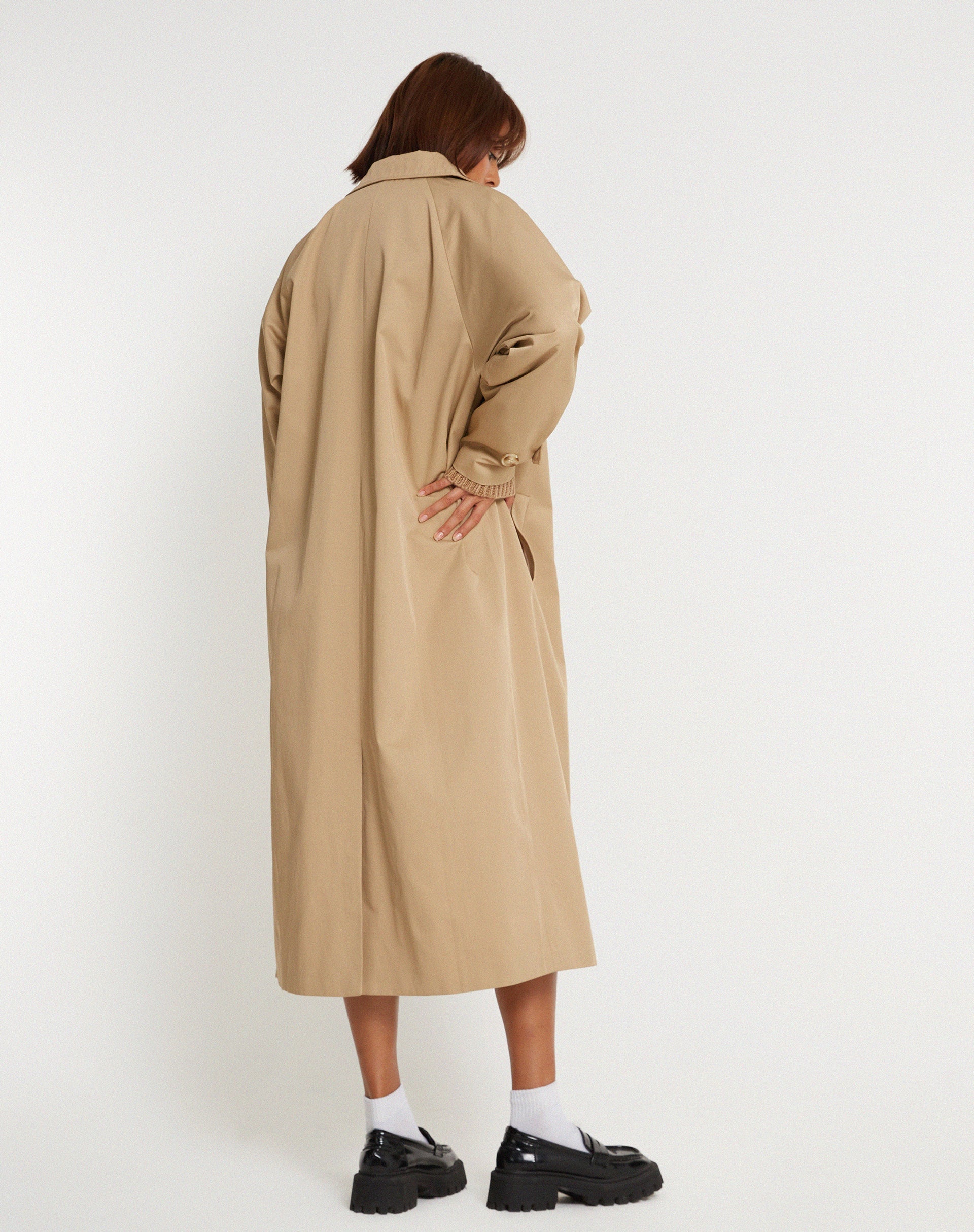 imagen de Assa Trench Coat en color tostado con forro de rayas