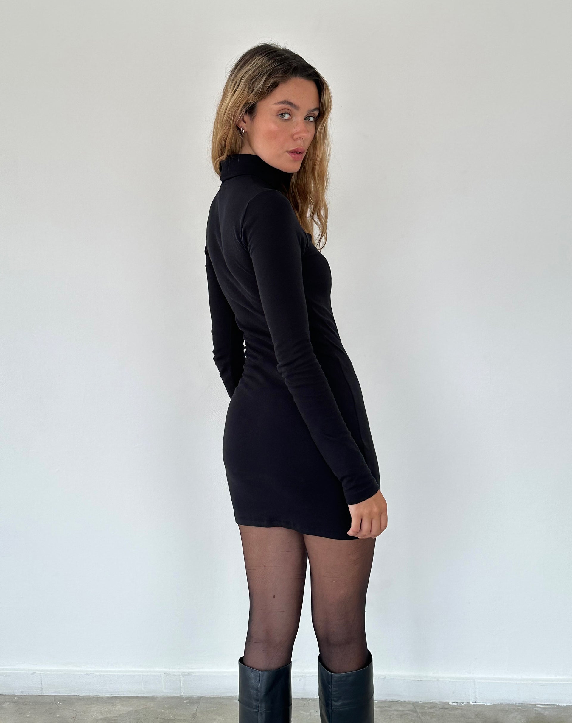 Imagen de Yrion Mini Vestido Bodycon Cuello Tortuga en Negro