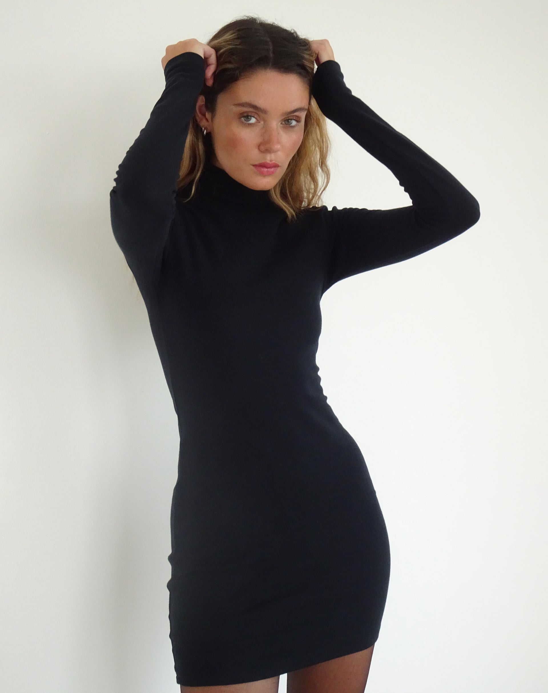 Imagen de Yrion Mini Vestido Bodycon Cuello Tortuga en Negro