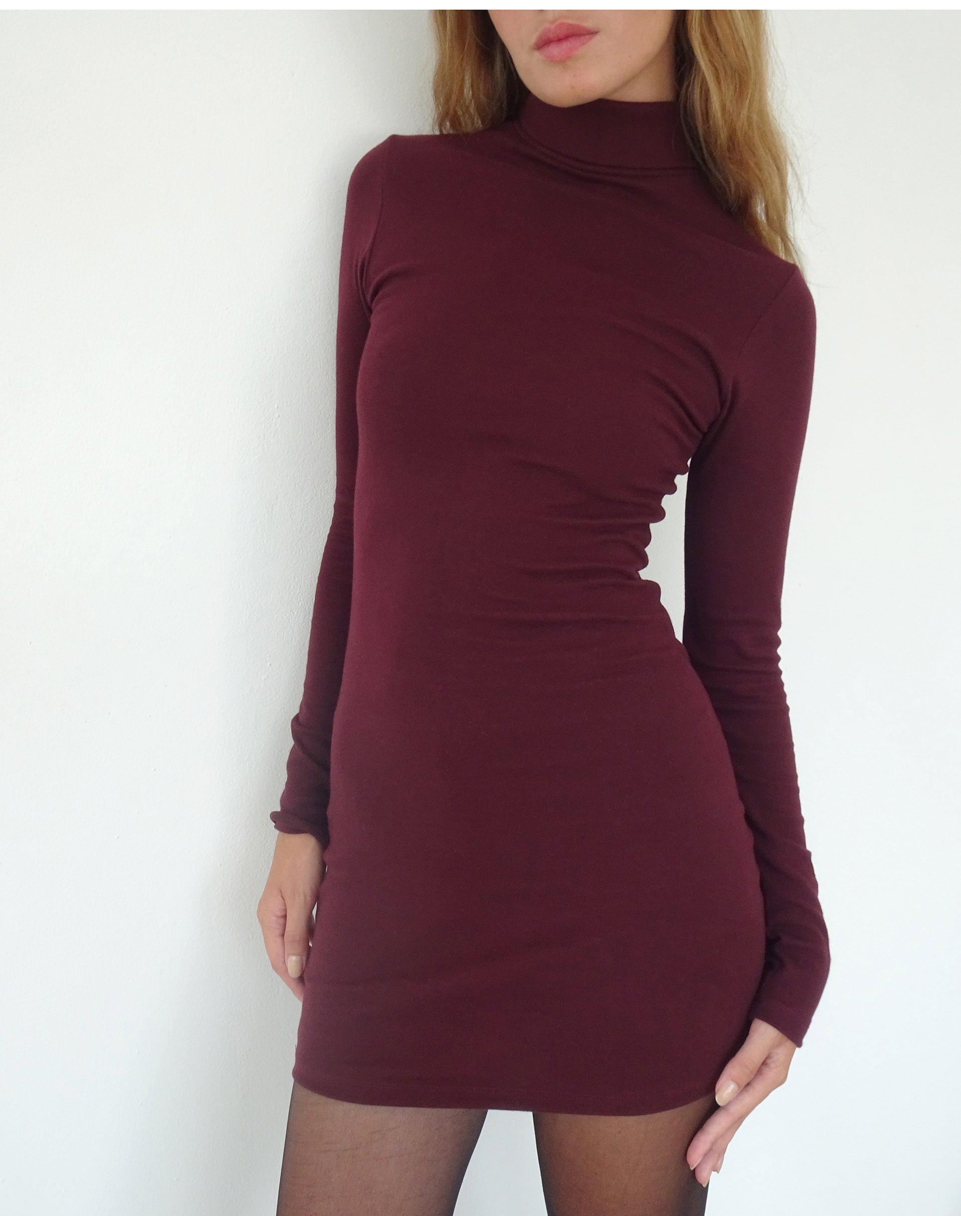 Imagen de Yrion Mini Vestido Bodycon Cuello Tortuga en Borgoña