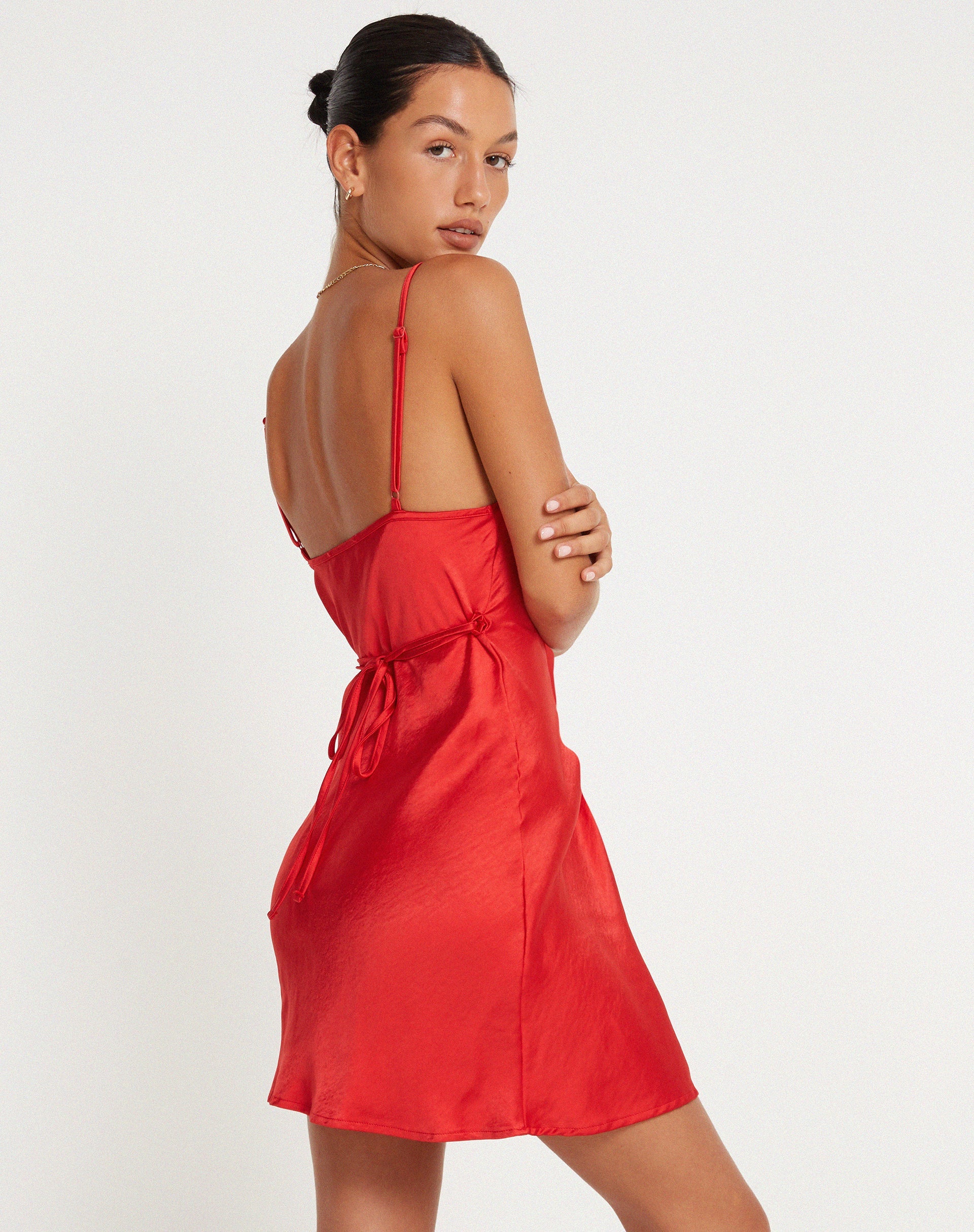 Imagen del vestido Paiva Slip Dress en satén rojo