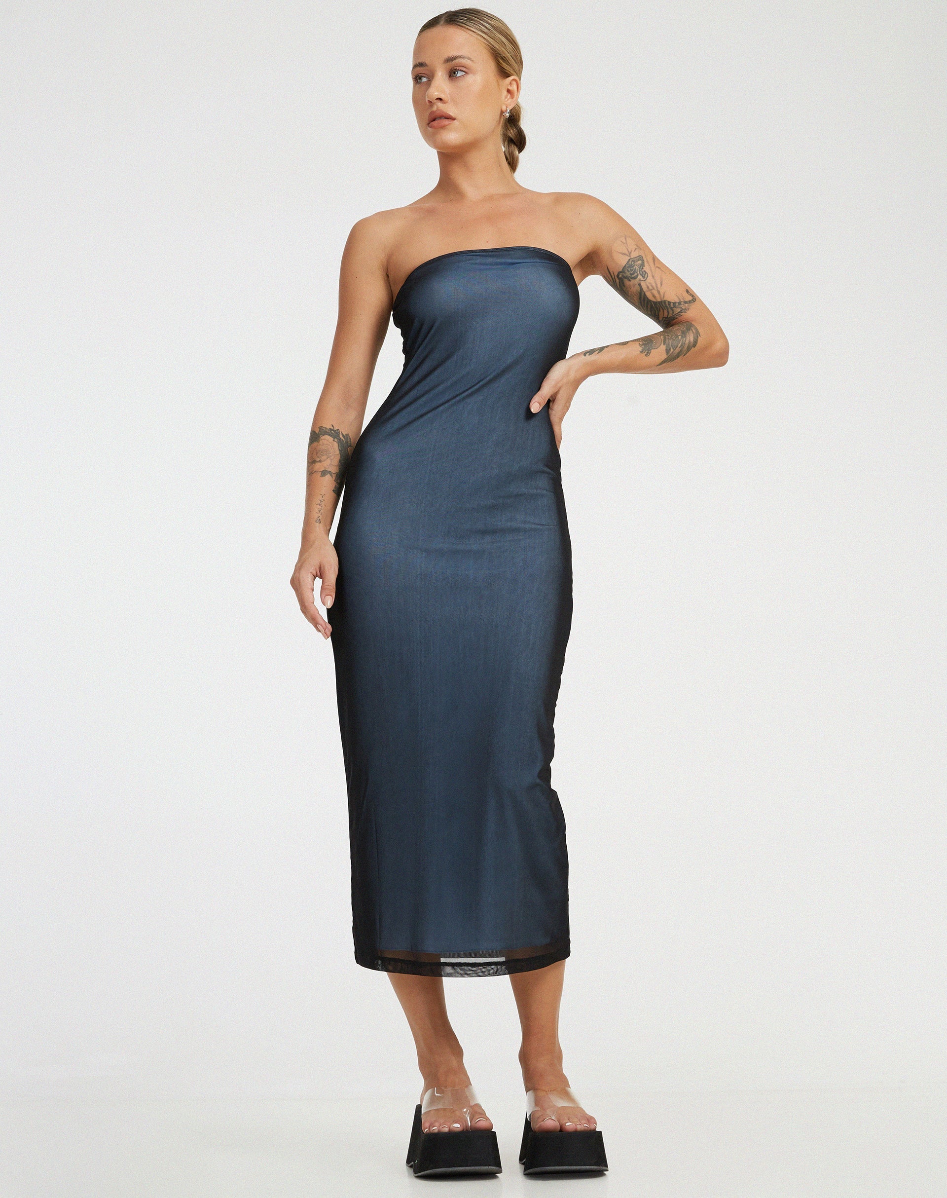 imagen de Rosbandi Midi Dress in Black with Baby Blue Lining