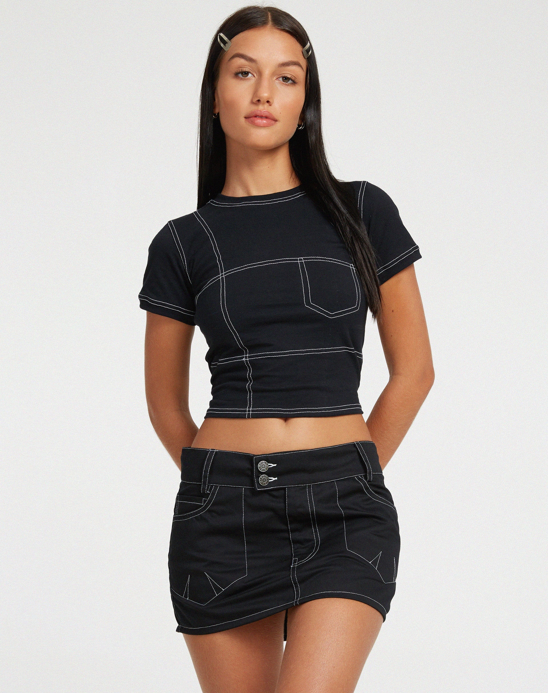 imagen de Shyla Cropped Tee en negro con puntada blanca