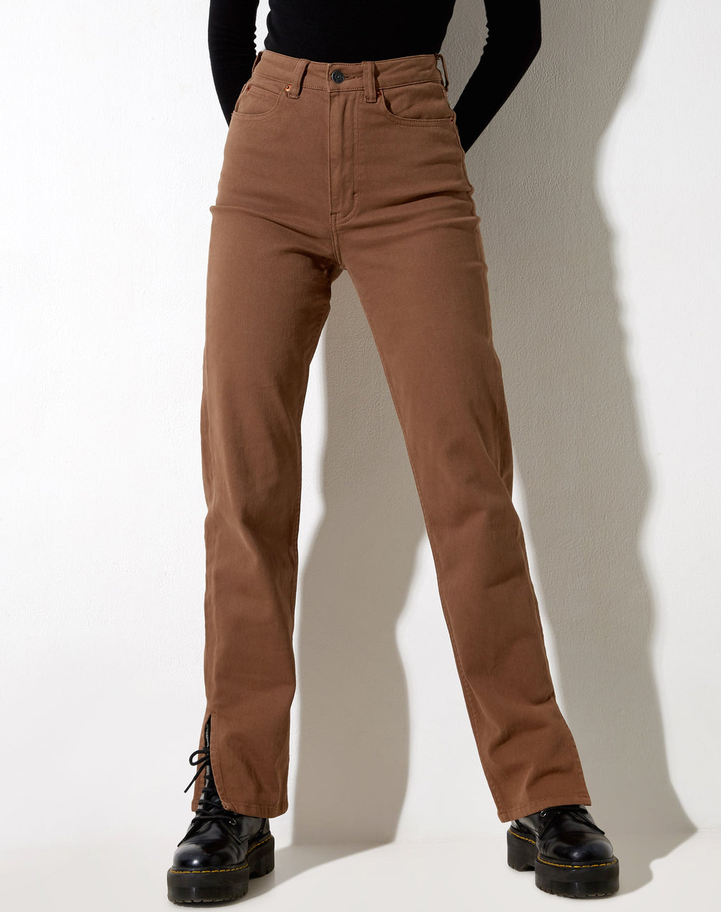 Pantalones rectos en marrón intenso