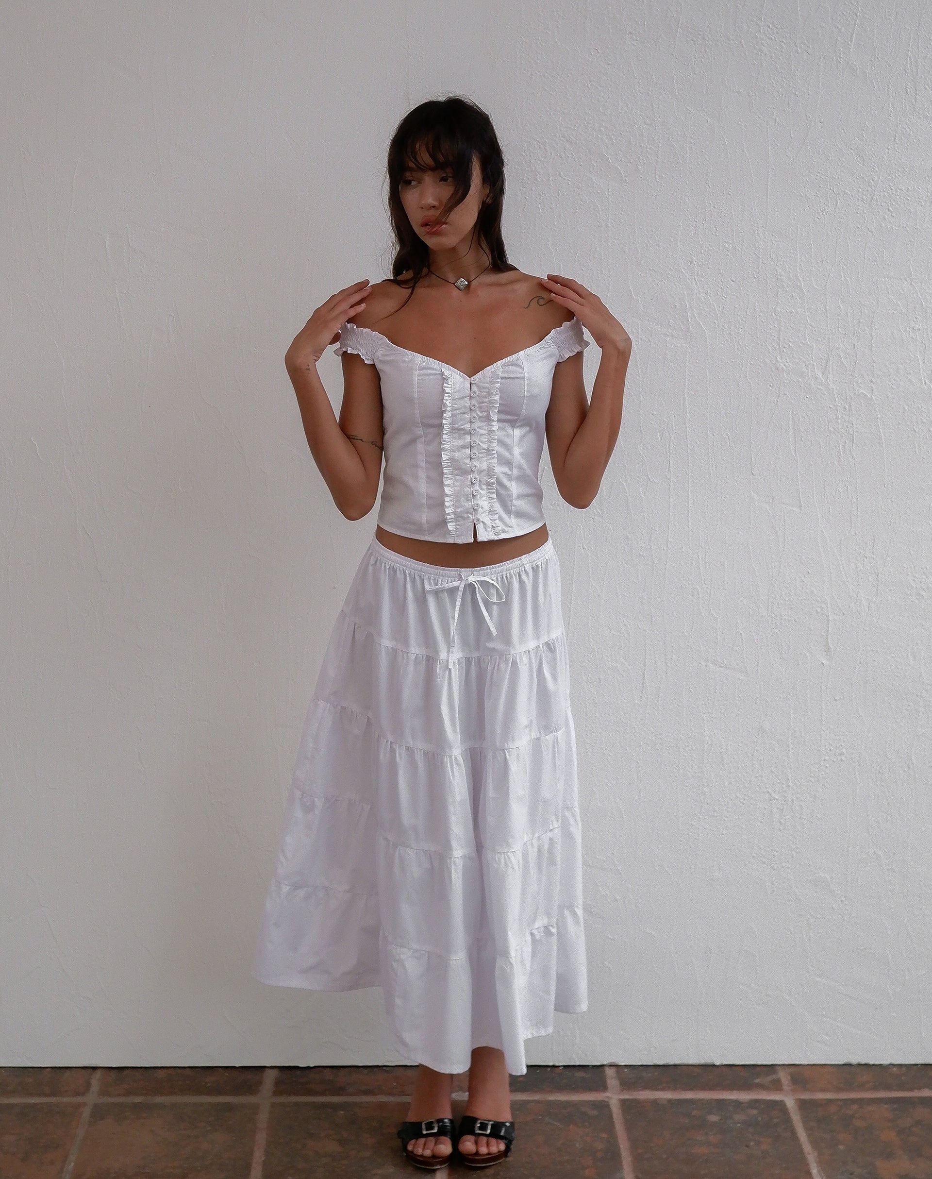 Image de Izumi Tiered Midi Skirt in Poplin White