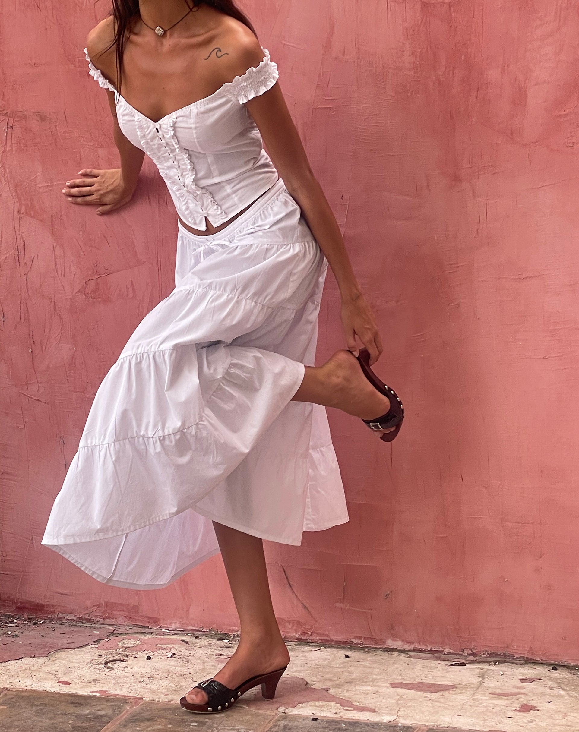 Image de Izumi Tiered Midi Skirt in Poplin White