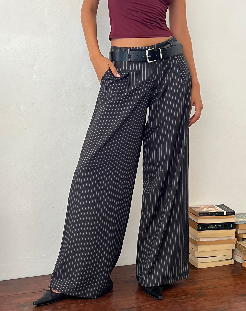 Sagawa Tailored Trouser in Dark Grey Pinstripe (pantalon de tailleur à rayures gris foncé)