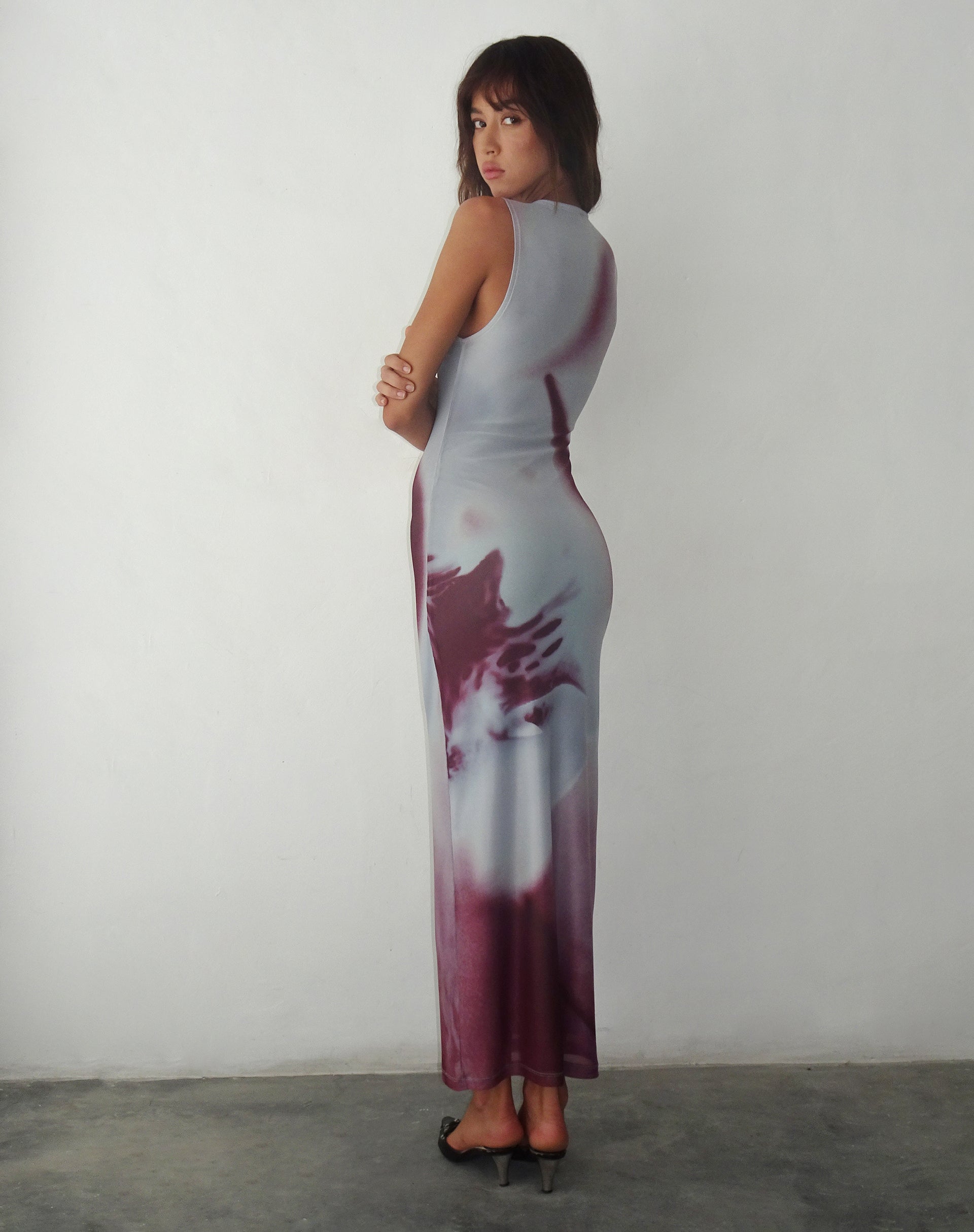 Image de la robe longue imprimée Fayola en gris Anatomie de la nature