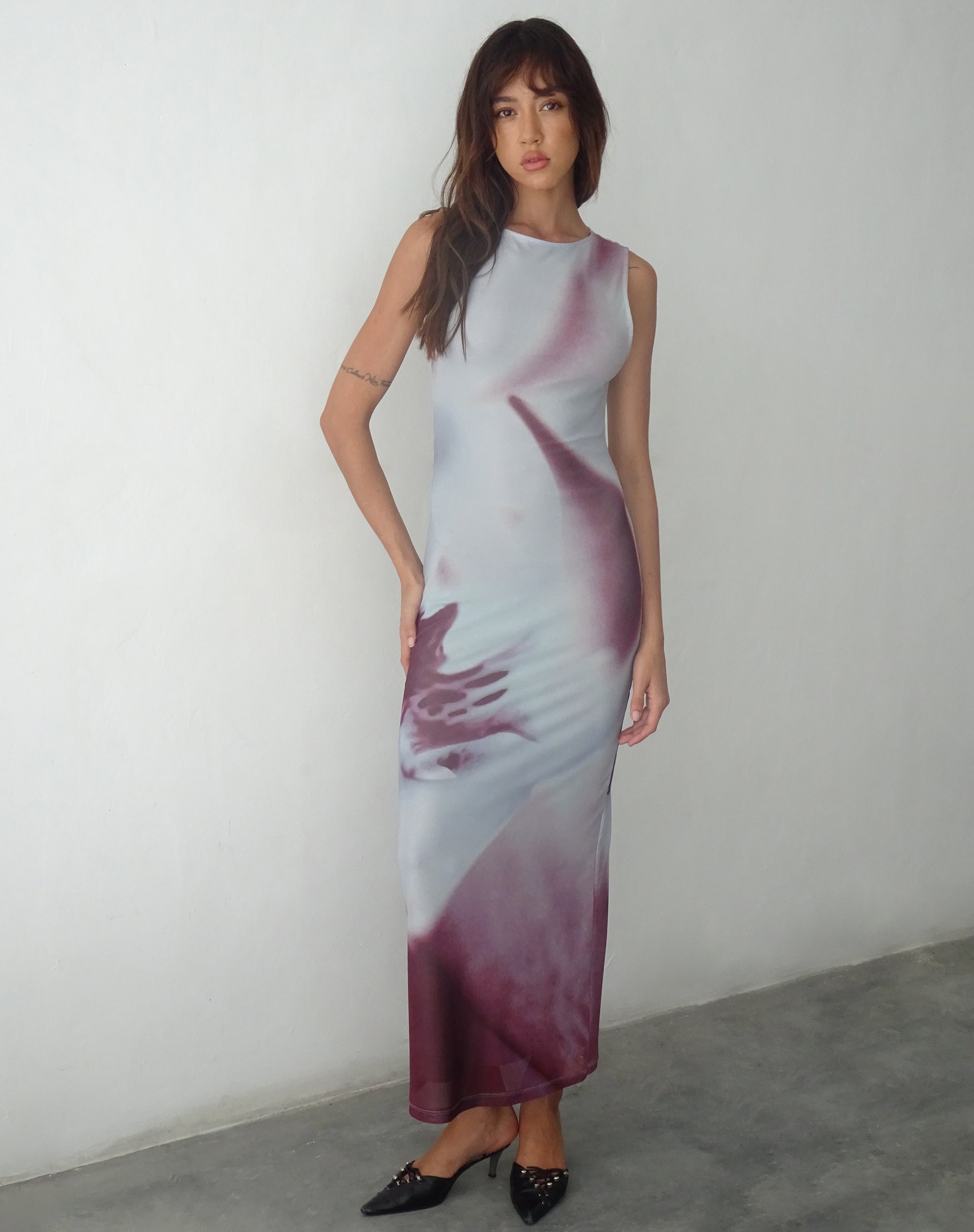 Image de la robe longue imprimée Fayola en gris Anatomie de la nature