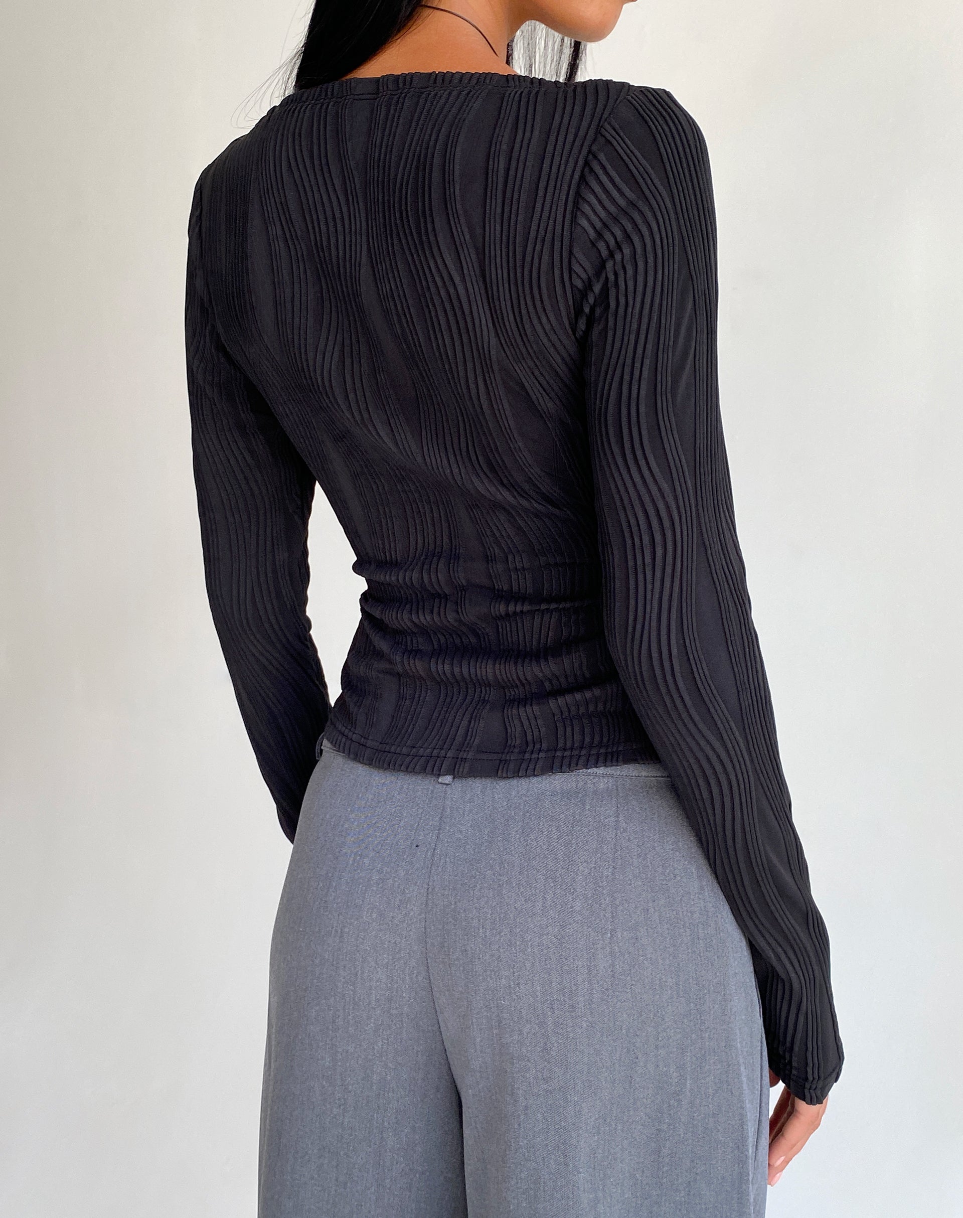 Image de Amabon Long Sleeve Crop Top in Crinkle Black