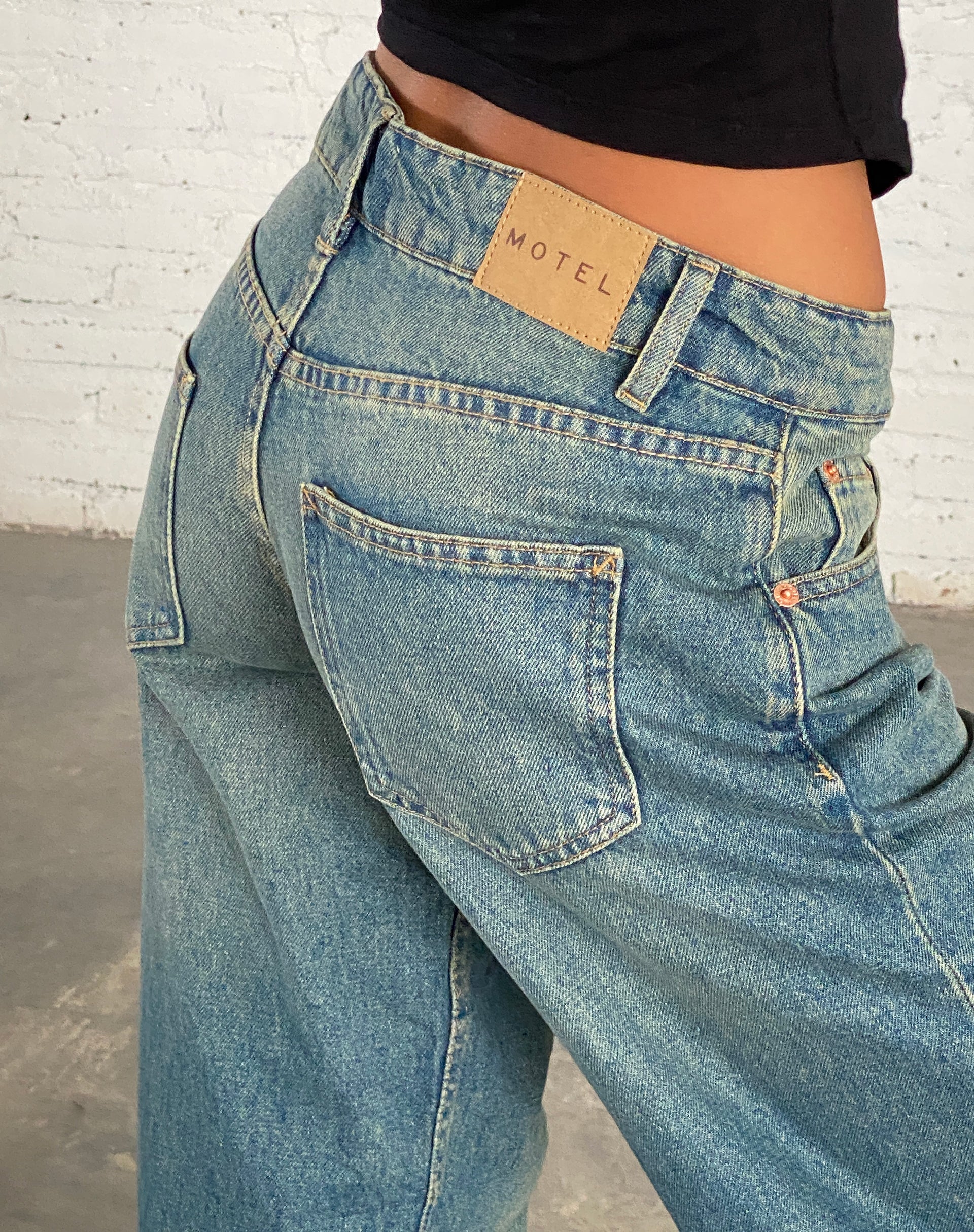Image de Jeans parallèles à taille basse en bleu vintage vert