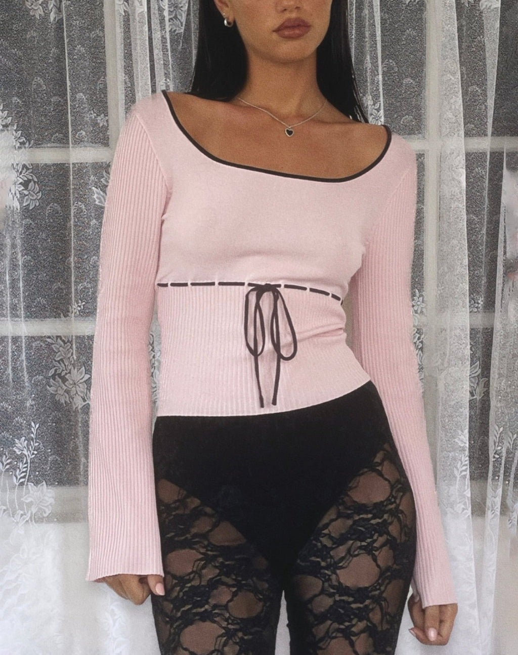 Juhye Knitted Long Sleeve Top in Blush Pink with Black Binding (Top à manches longues en tricot, rose chair et bordures noires)
