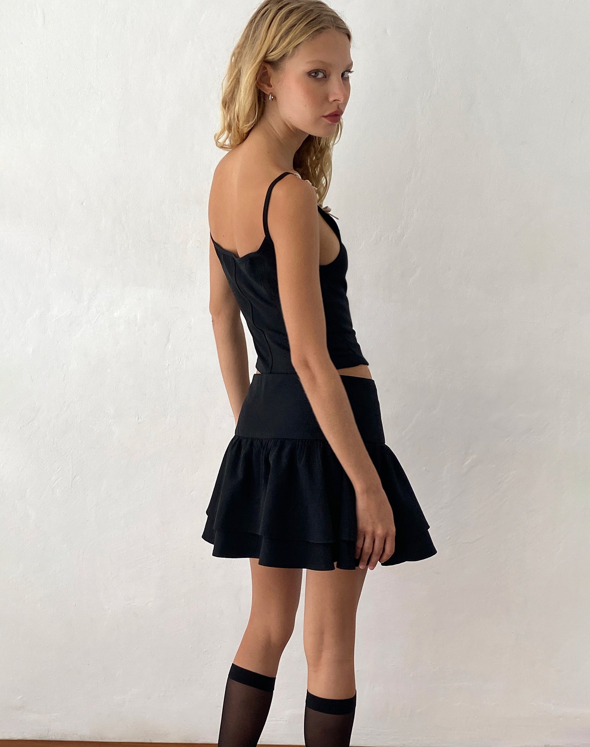 Image de la mini-jupe plissée et ajustée Samrina en noir