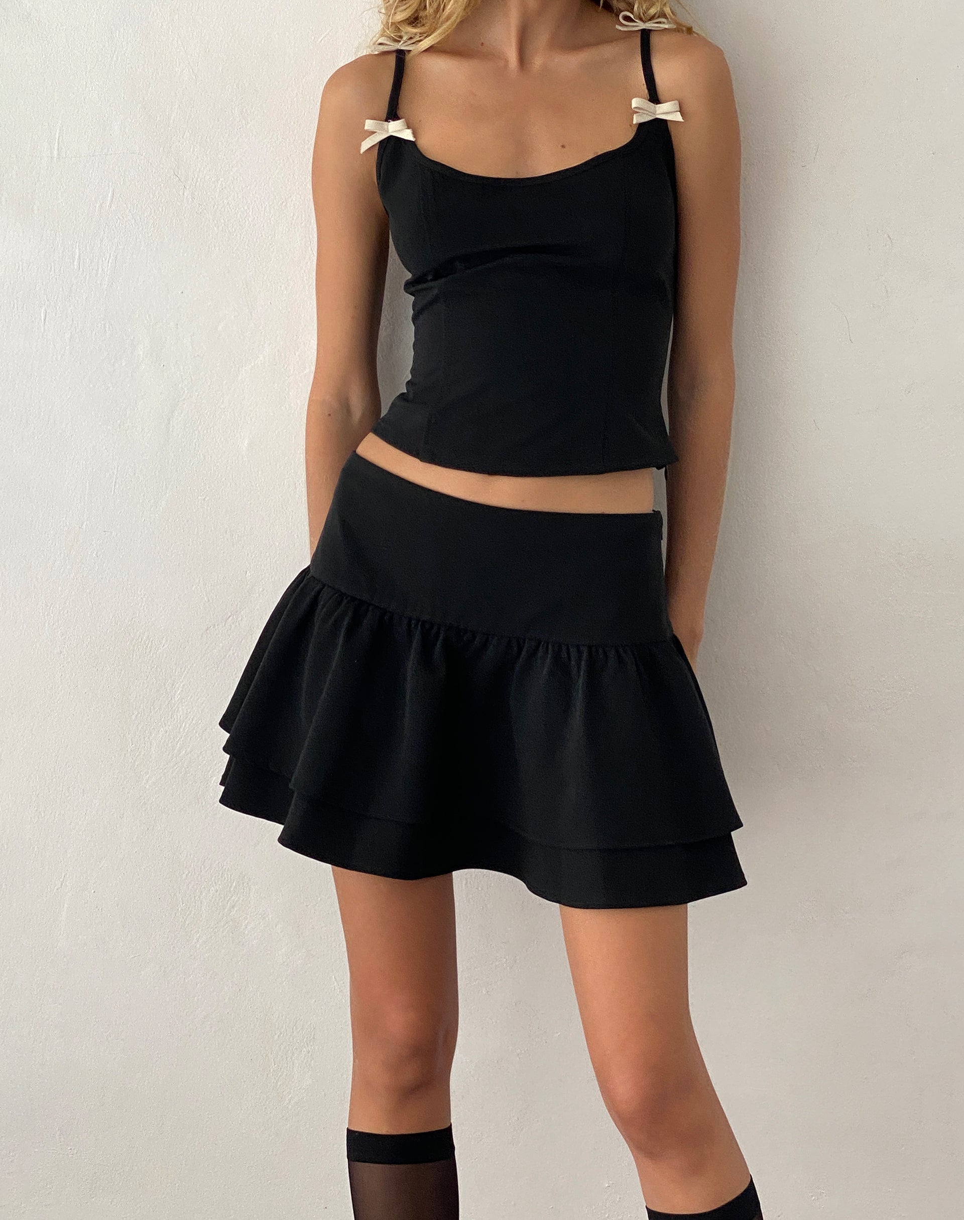 Image de la mini-jupe plissée et ajustée Samrina en noir