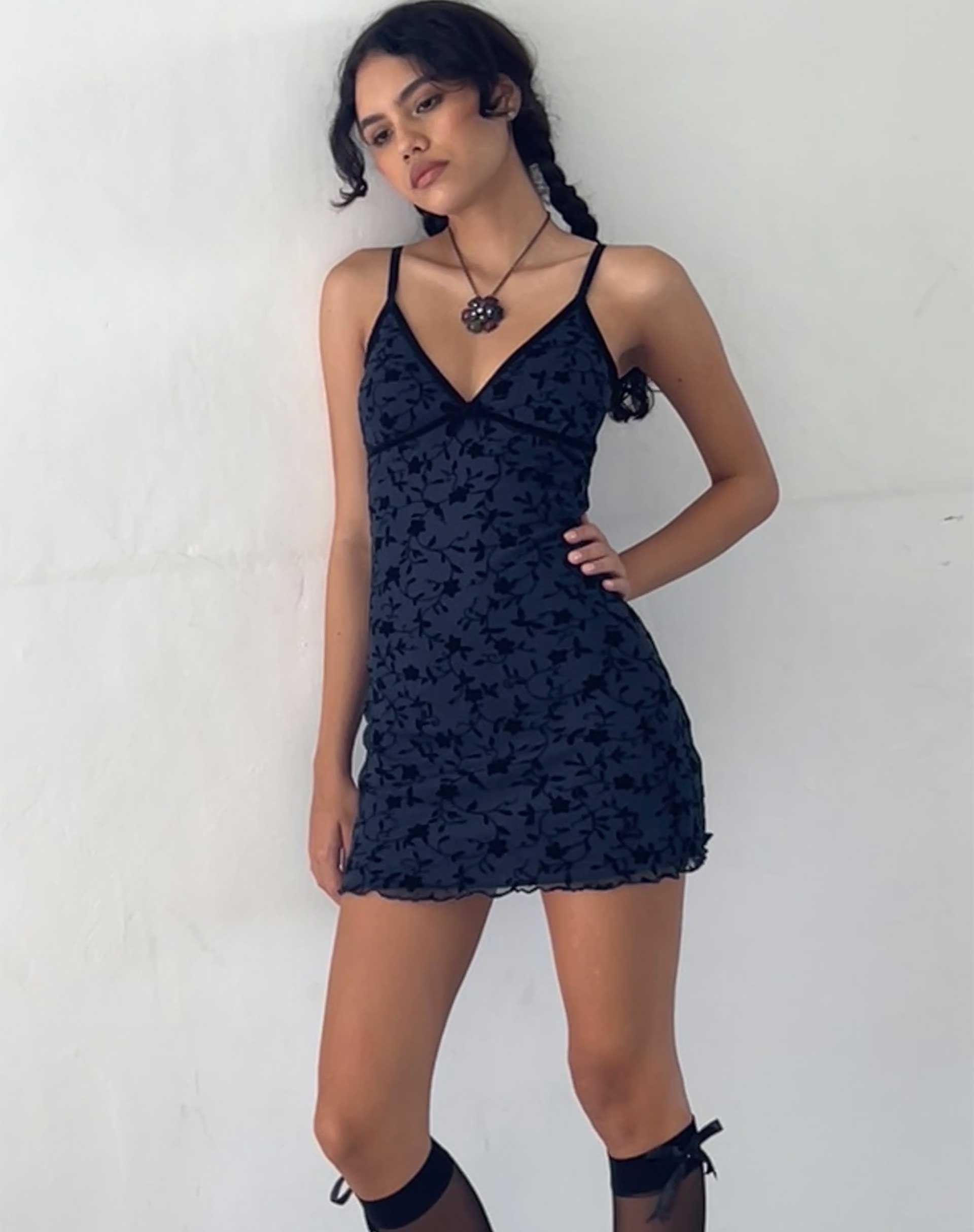 Image de la mini robe Mevila dans un joli flocage de pétales Noir