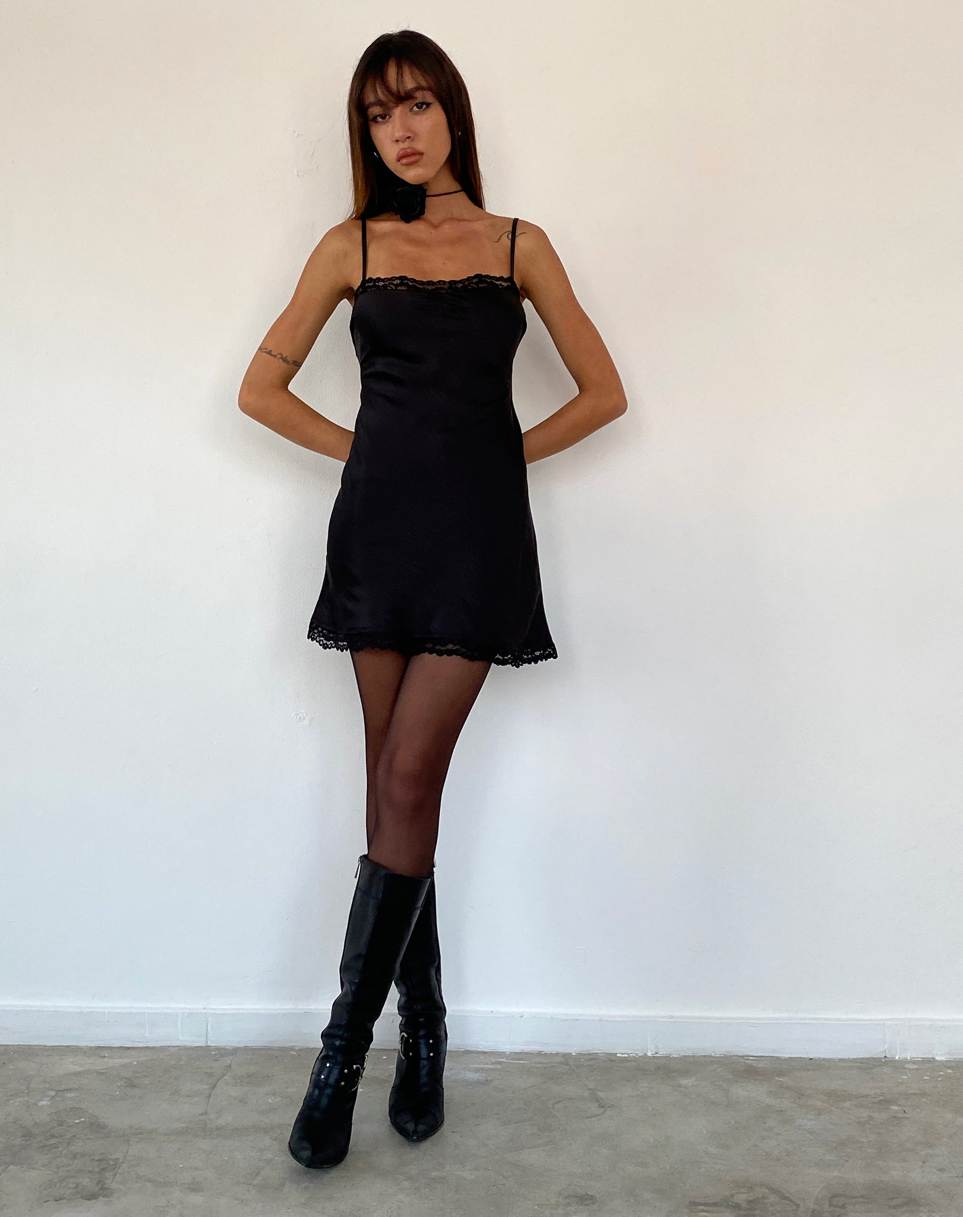 Image de Larna Mini robe en satin bordée de dentelle en noir