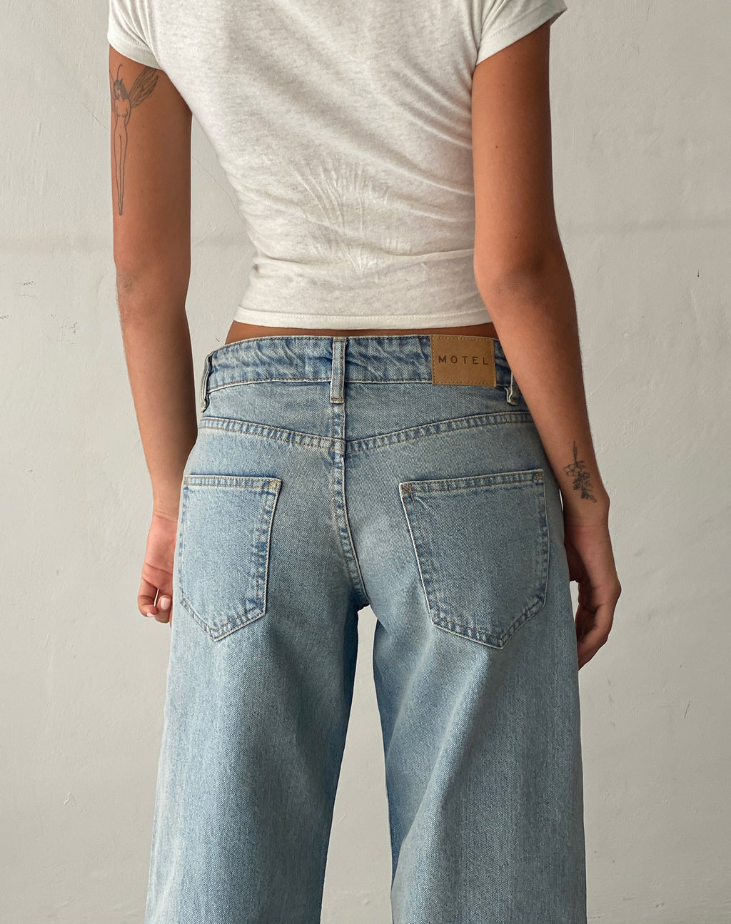 Jeans parallèles taille basse, blanchiment vintage