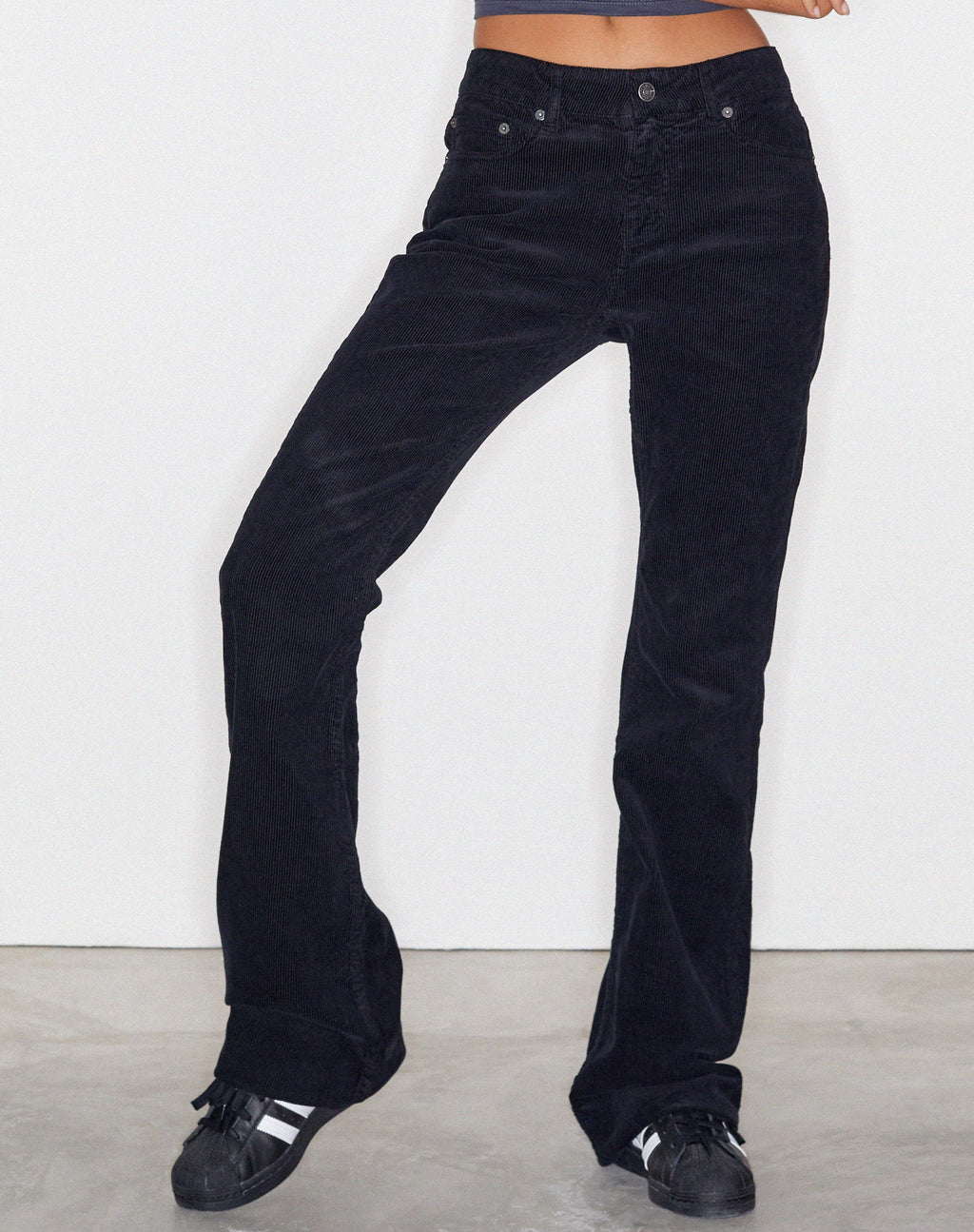 Jeans bootleg taille basse en Cord Black