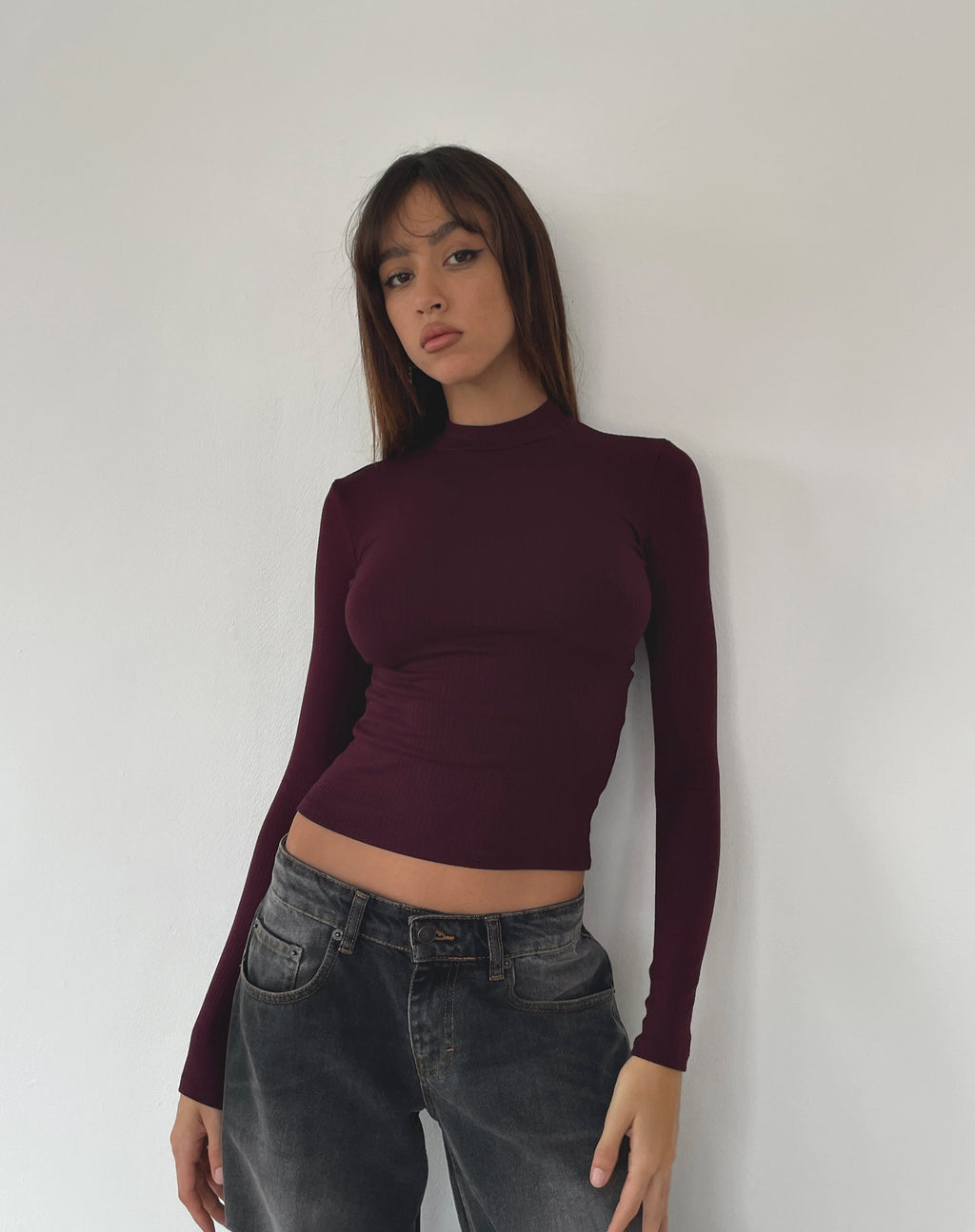 Mabel High-Neck Long Sleeve Ribbed Top in Oxblood (Top à manches longues côtelées à col montant)