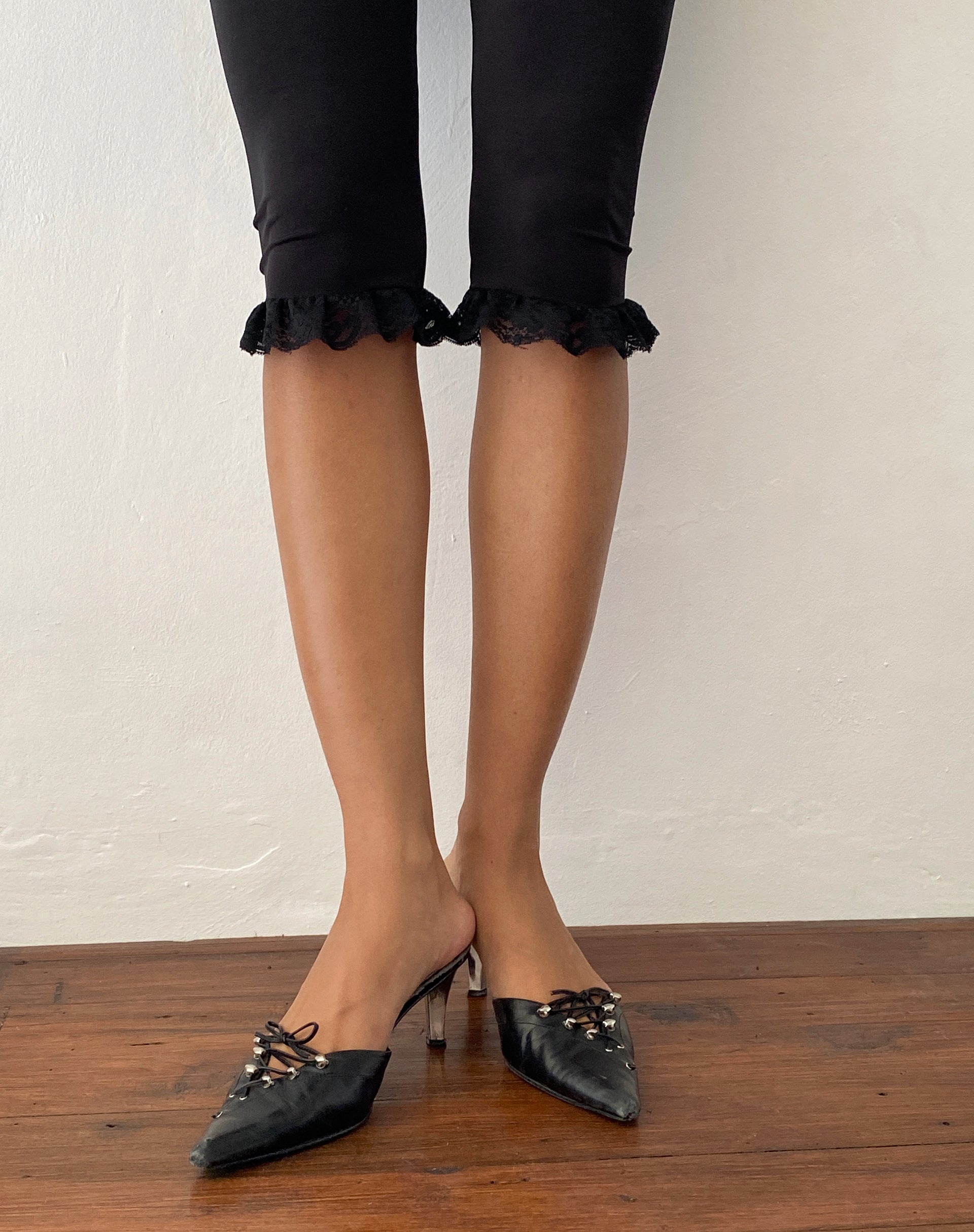 Image de Annika Lace Frill Capri Trouser in Black