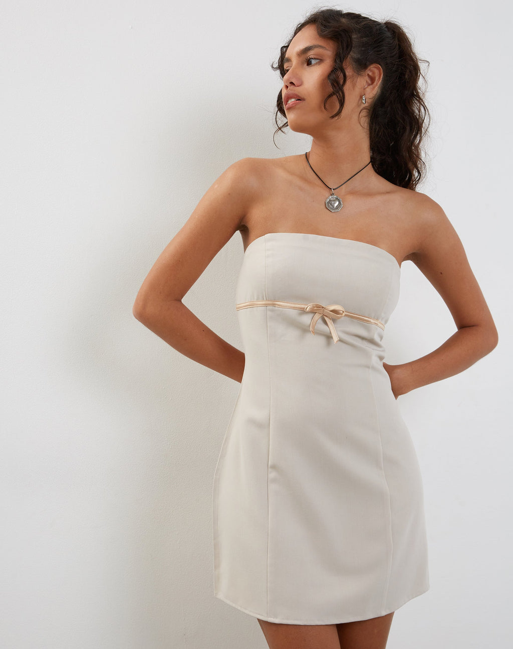 Mini robe bandeau Merila en ivoire Soft Tailoring