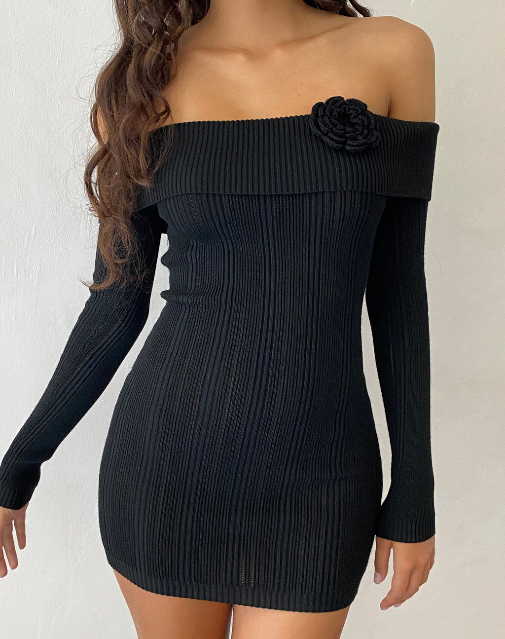 Mirabel - Mini robe bardot en maille noire avec rosette