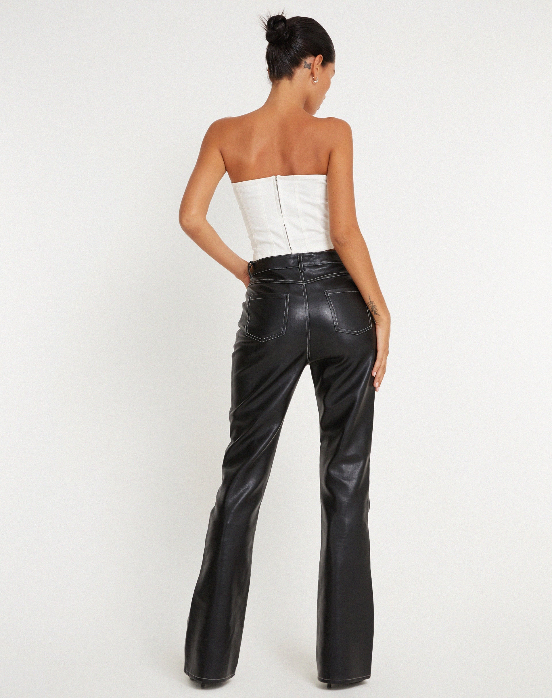 Image de Zorea Pantalon en PU noir avec surpiqûres blanches