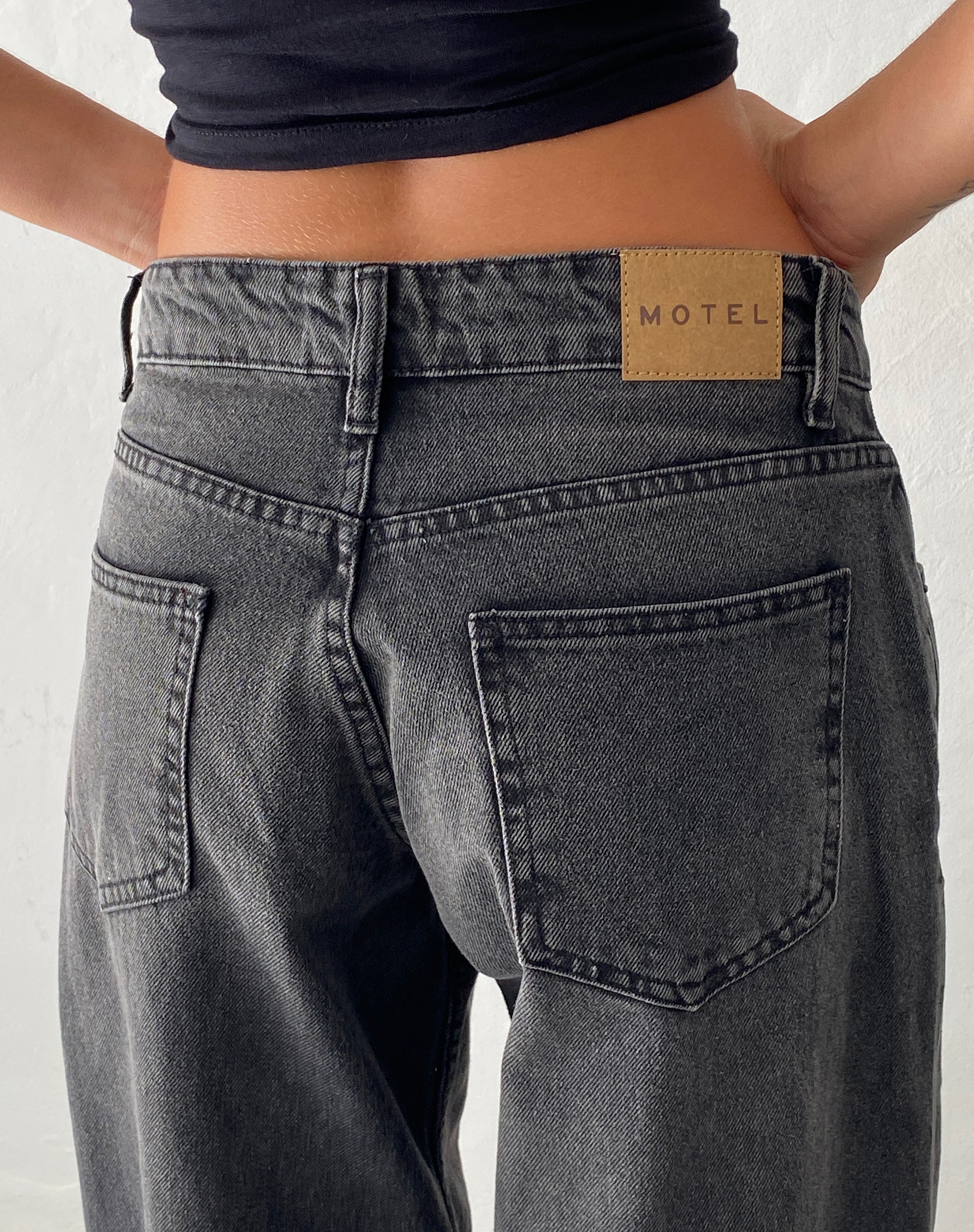 Image de Roomy Extra Wide Low Rise Jeans in Washed Black Grey