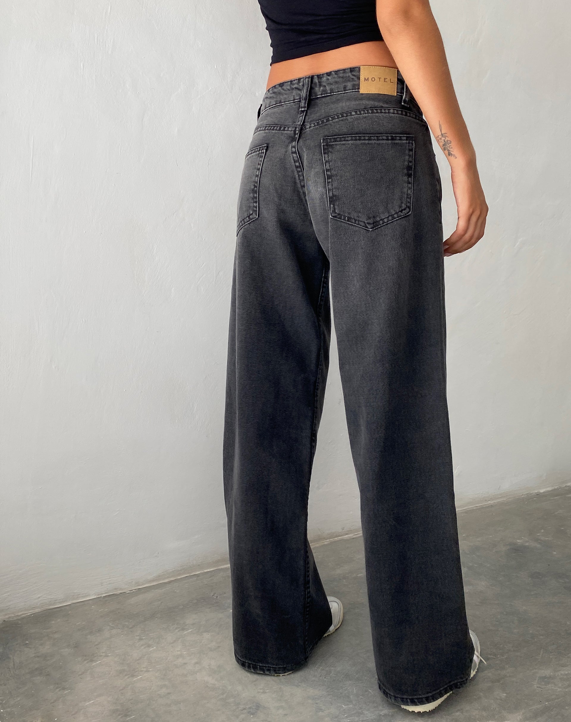 Image de Roomy Extra Wide Low Rise Jeans in Washed Black Grey