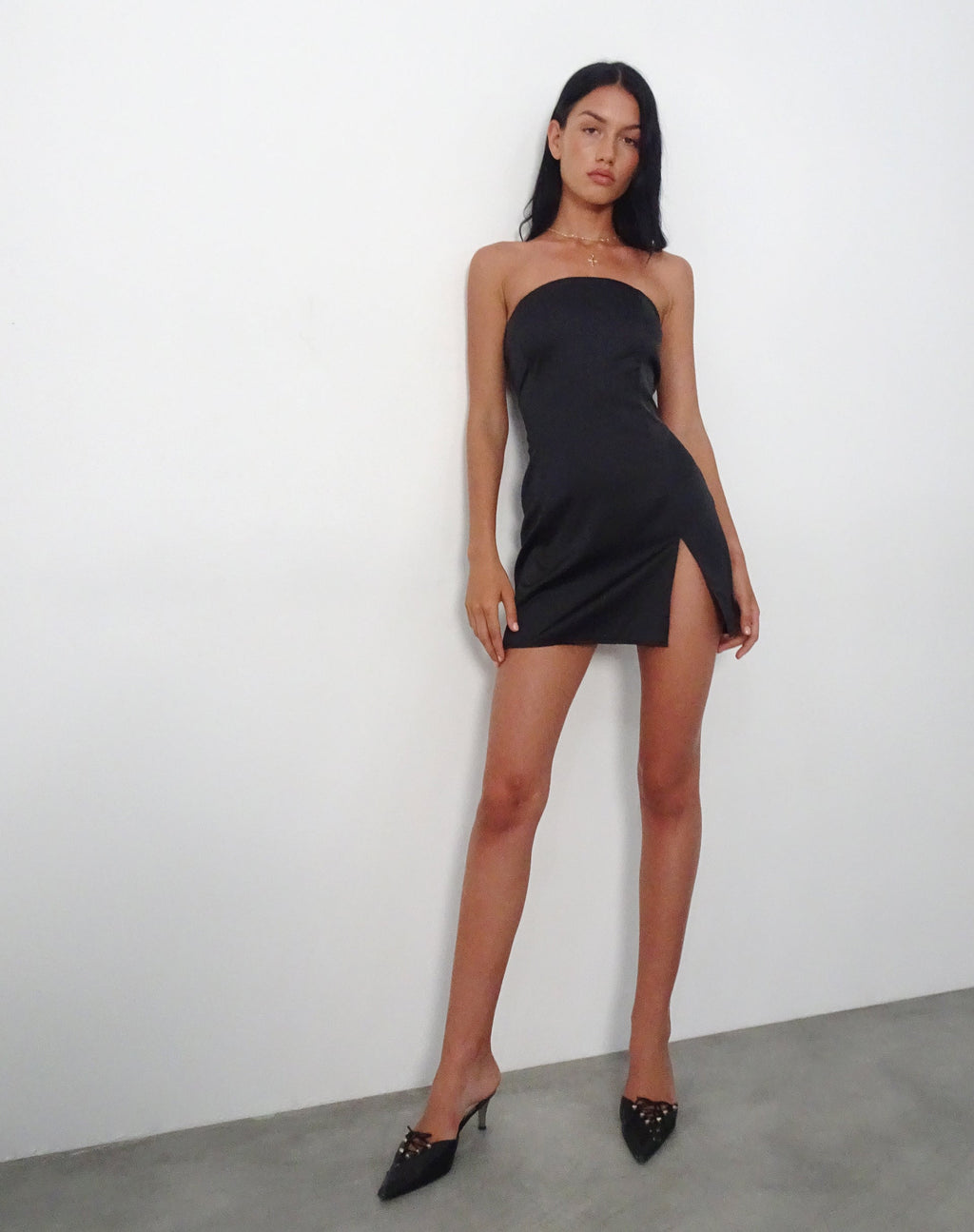 Tannesa - Mini robe bandeau en satin noir