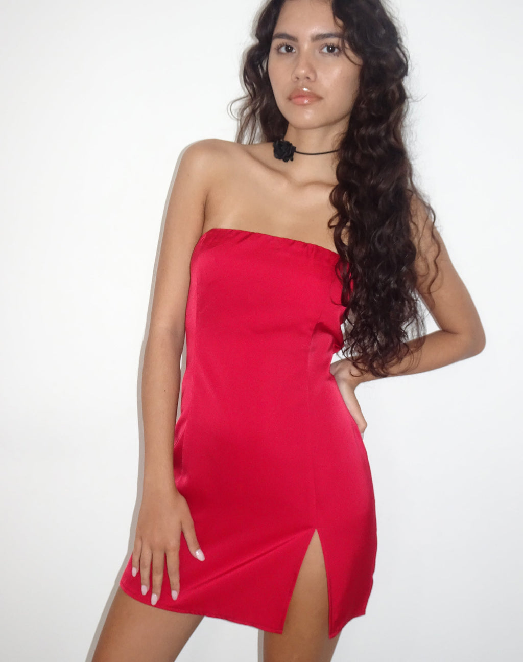 Tannesa - Mini robe bandeau en satin rouge foncé