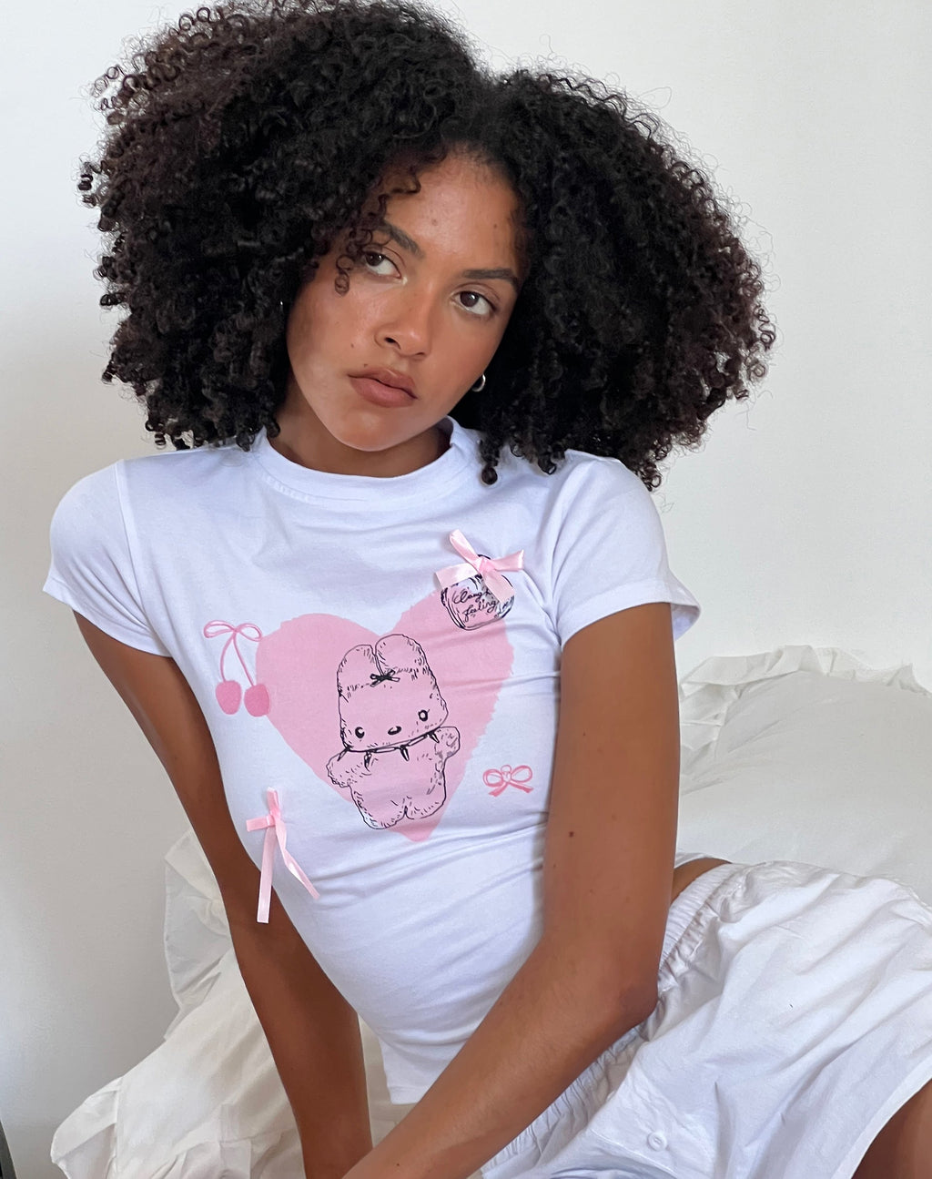Tiona Cropped Tee in White with Love Bunny Print and Embroidery (T-shirt court en blanc avec imprimé et broderie Love Bunny)